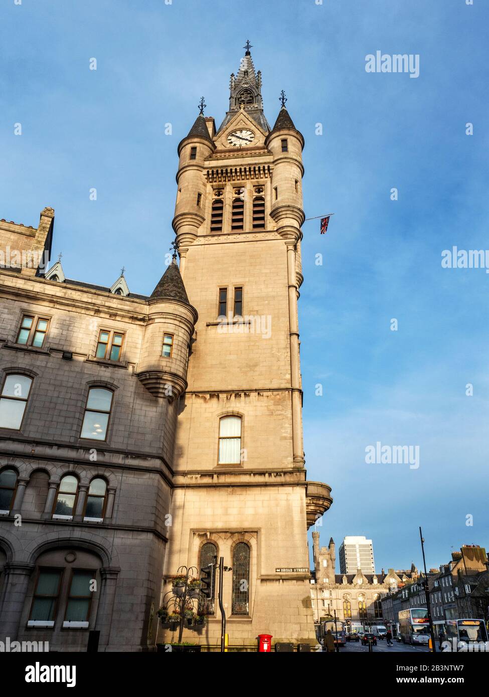 La torre della Town House all'angolo tra Broad Street e Union Street Aberdeen Scotland Foto Stock