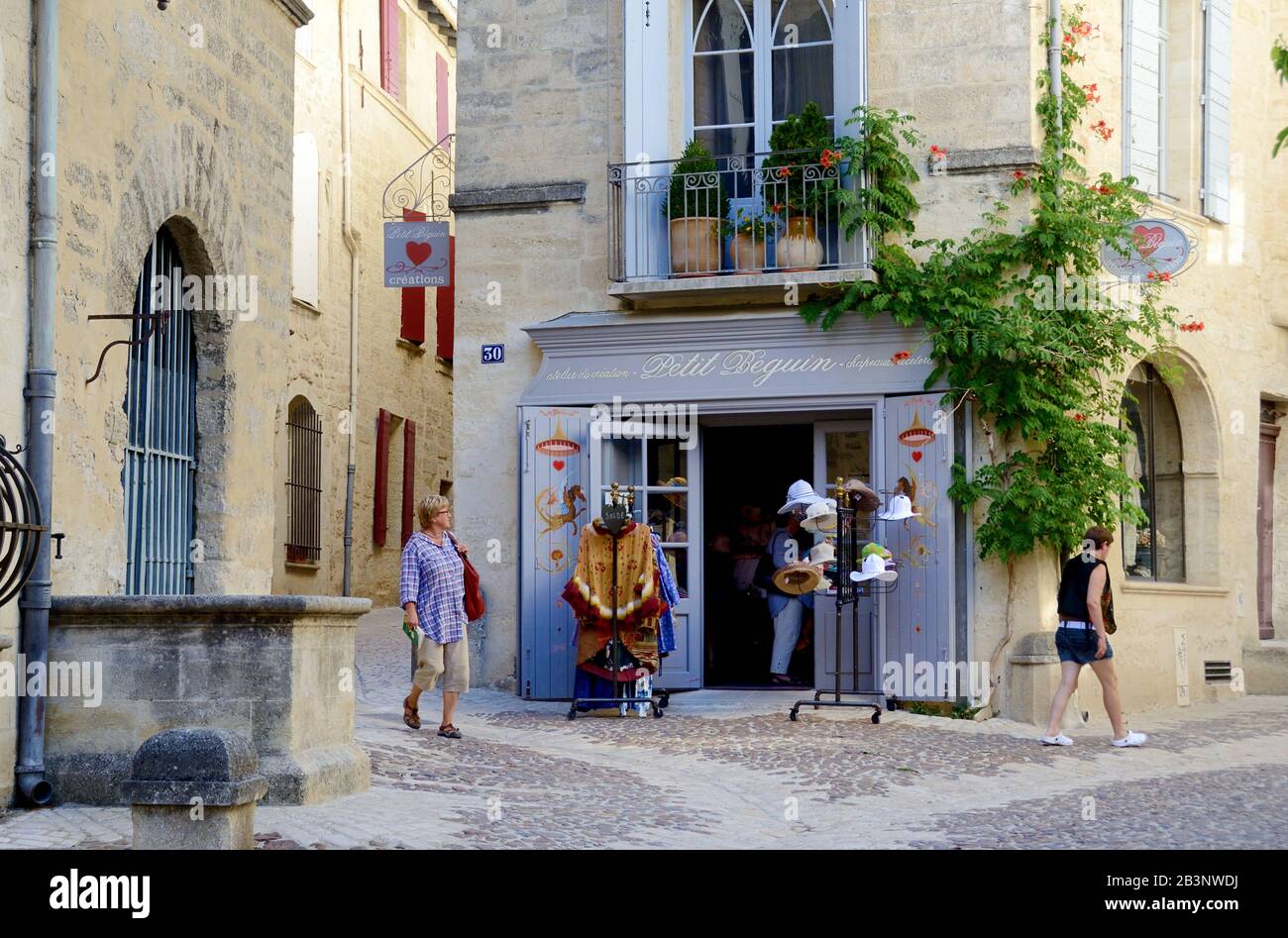 Tour femminile Vagano Per le strade antiche nel quartiere storico di Uzès nel Gard Francia Foto Stock
