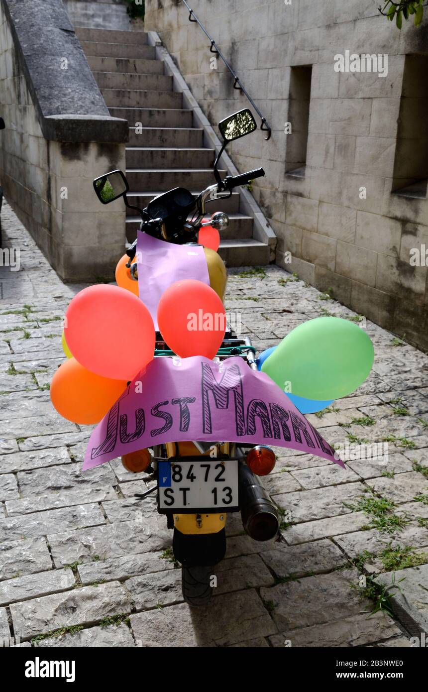 Scooter O Moto Decorato Con Balloons & Just Married Sign Foto Stock