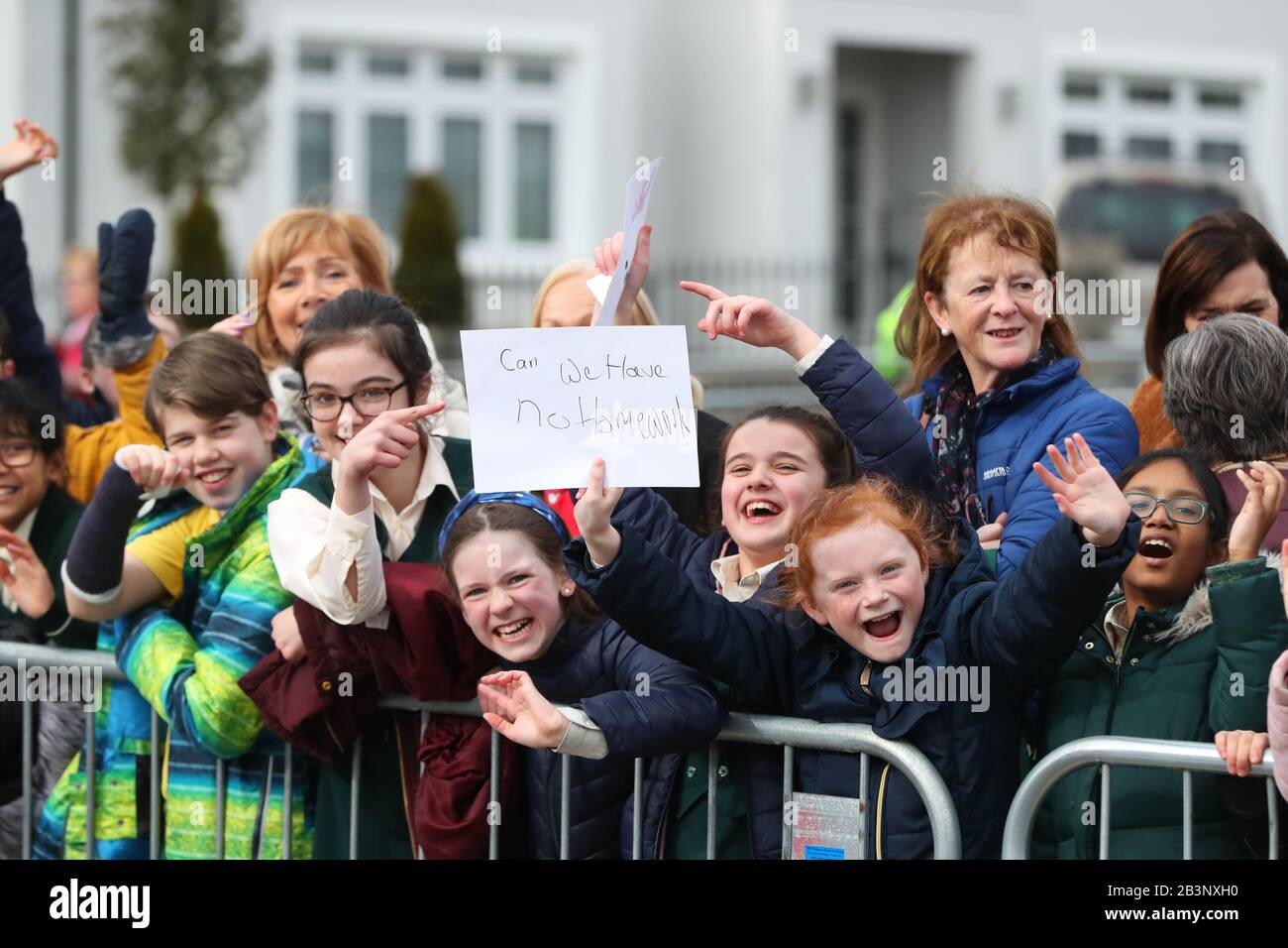 I bambini si riuniscono al di fuori del Salthill Knocknacarra GAA Club di Galway, in attesa dell'arrivo del Duca e della Duchessa di Cambridge per una visita al club per saperne di più sugli sport tradizionali durante il terzo giorno della loro visita nella Repubblica d'Irlanda. Foto Stock