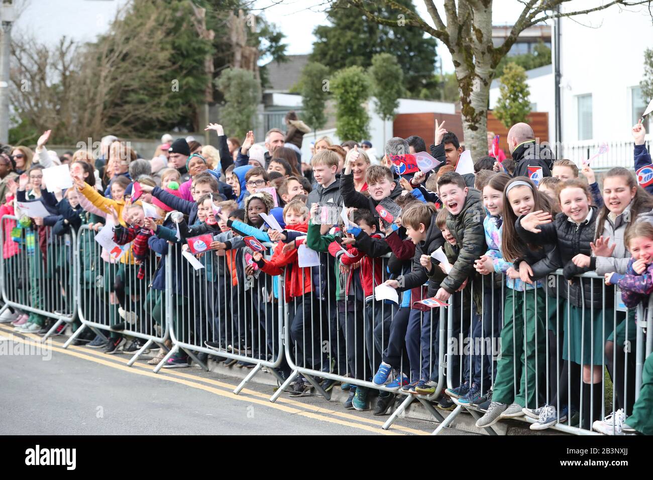 I bambini si riuniscono al di fuori del Salthill Knocknacarra GAA Club di Galway, in attesa dell'arrivo del Duca e della Duchessa di Cambridge per una visita al club per saperne di più sugli sport tradizionali durante il terzo giorno della loro visita nella Repubblica d'Irlanda. Foto Stock