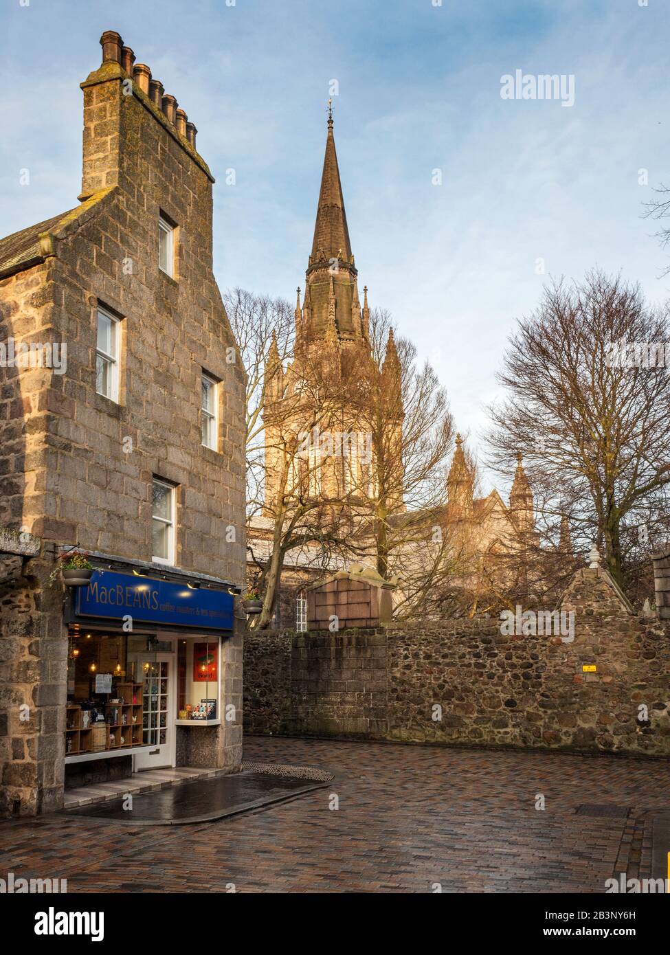 MacBeans, mercanti di tè e caffè e il Kirk di St Nicholas da Little Belmont Street ad Aberdeen Scotland Foto Stock