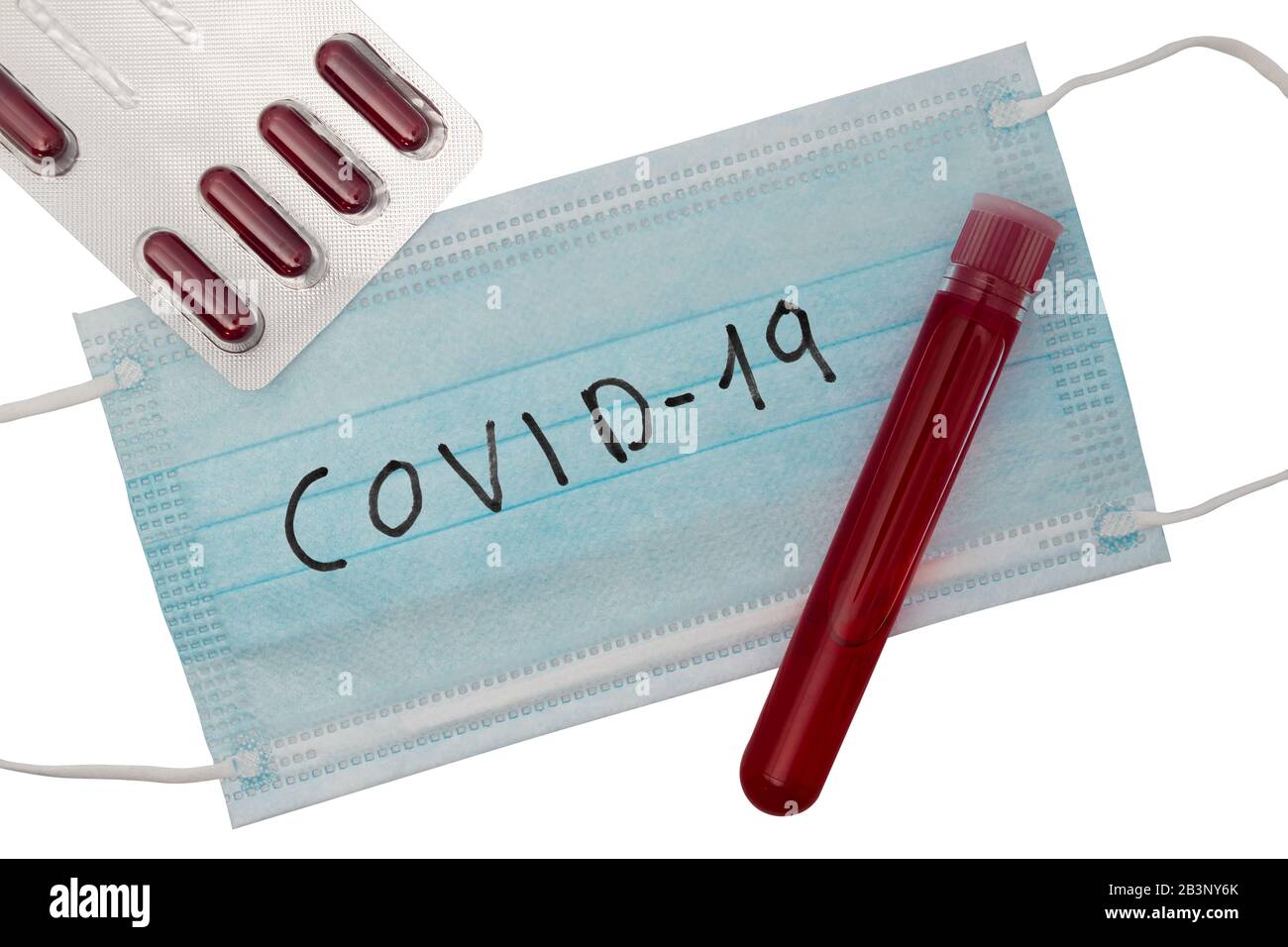 Concetto di test del sangue per coronavirus. Vista dall'alto con pillole, provetta con sangue del paziente e maschera respiratoria. Focolaio del virus Wuhan cinese. 2019-nCoV (COVID Foto Stock