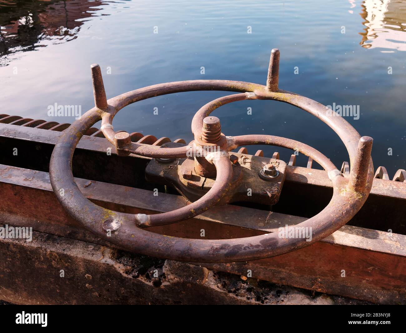 Primo piano della vecchia valvola a saracinesca arrugginita. Foto Stock