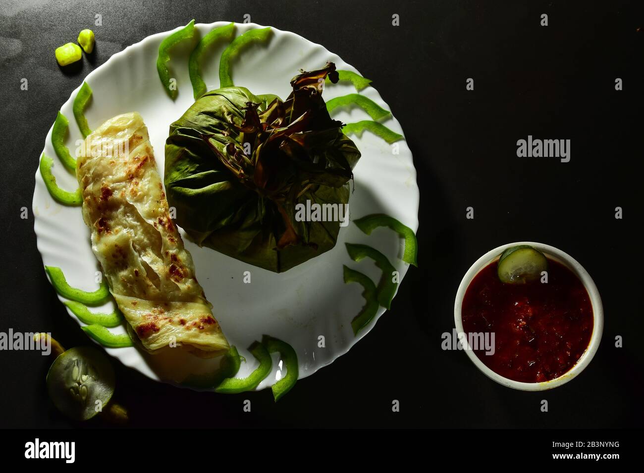 kerala stile cibo porotta kizhiporota e frittura di manzo. elegante tradizionale cibo fotografia vista superiore Foto Stock
