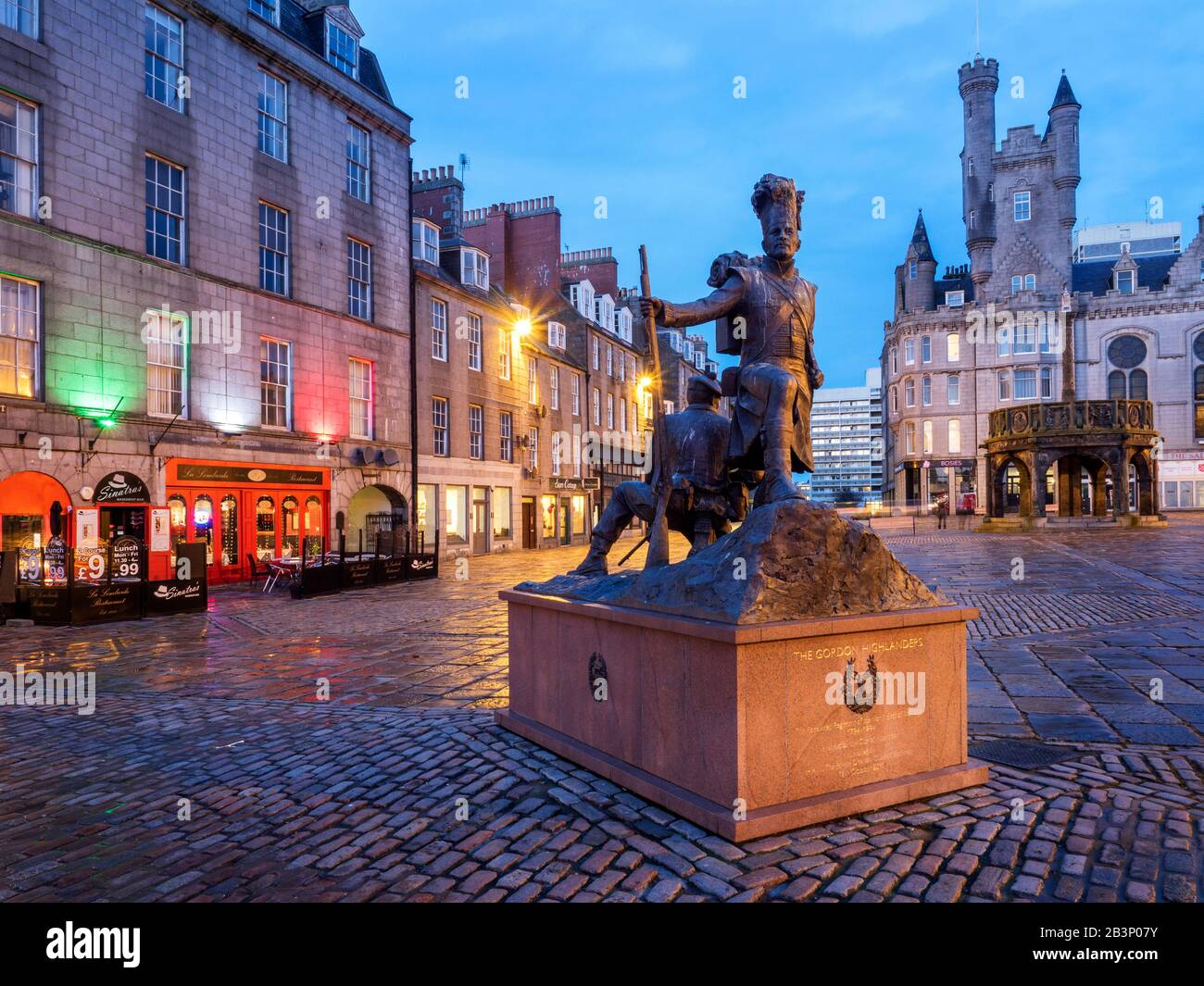 La Statua di Gordon Highlanders dello scultore Mark Richards su Castle Street con la Croce di Mercat dietro Aberdeen Scotland Foto Stock