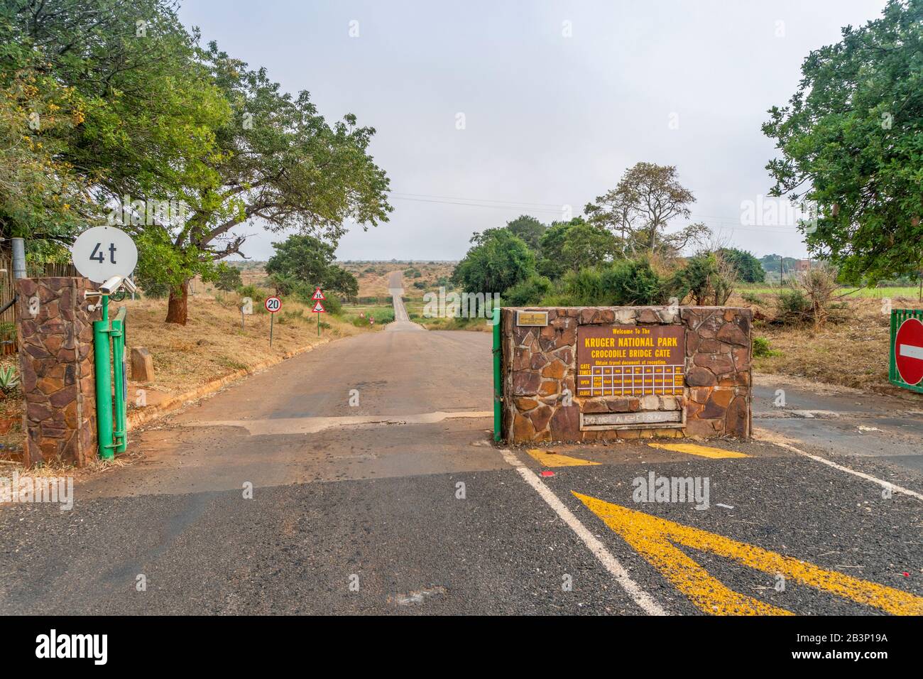 Kruger National Park, Sud Africa - 17 Maggio 2019: Porta Del Ponte Dei Coccodrilli Con Orari Di Apertura Al Kruger National Park, Sud Africa Foto Stock