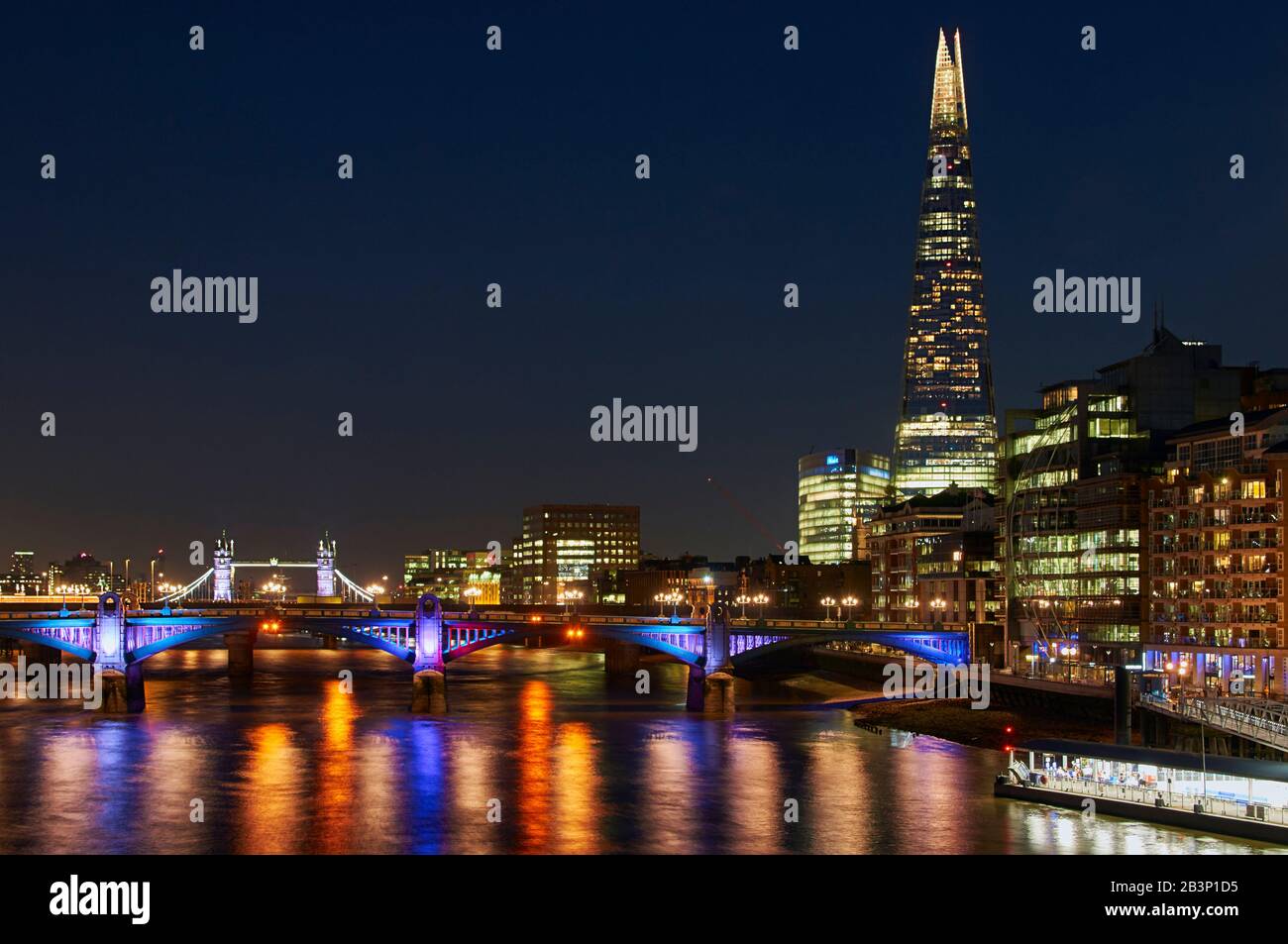 Lo Shard e Southwark Bridge, Londra UK, illuminati di notte, con Tower Bridge sullo sfondo Foto Stock