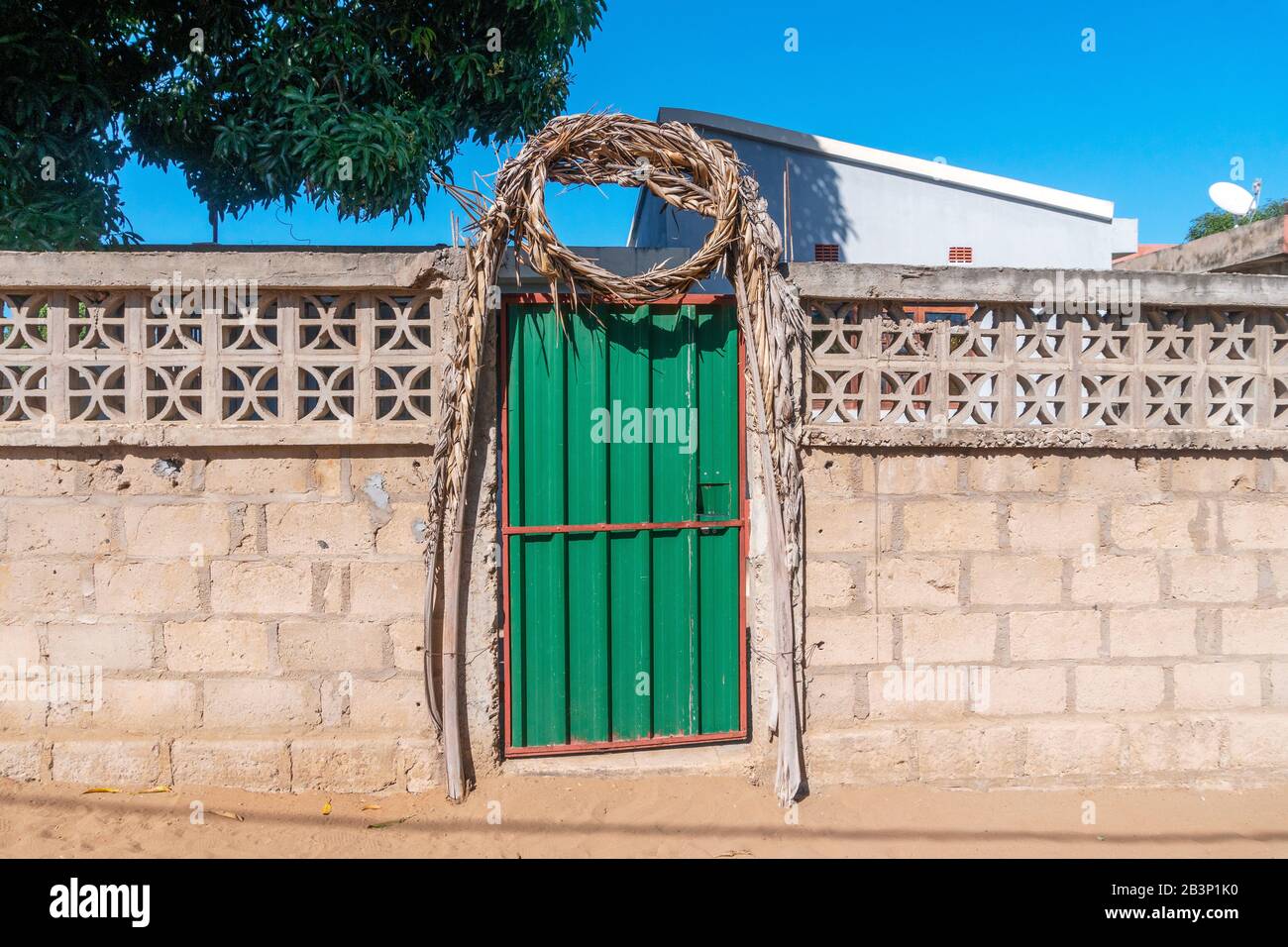 Decorazione di nozze intorno all'entrata verde della casa normale a Maputo, Mozambico Foto Stock