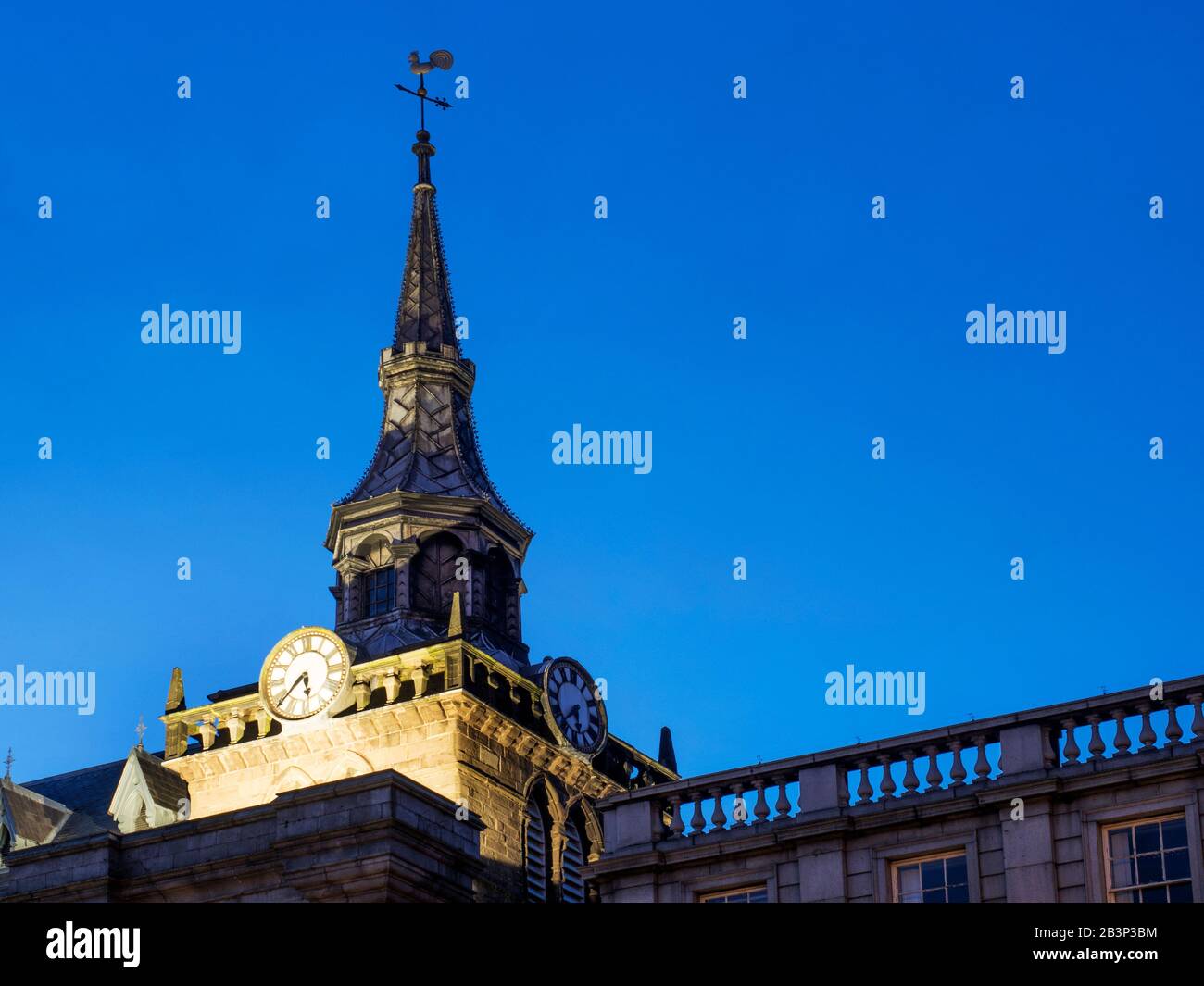 La torre illuminata della Tollbooth incorporata nella Town House edificio Castle Street Aberdeen Scotland Foto Stock