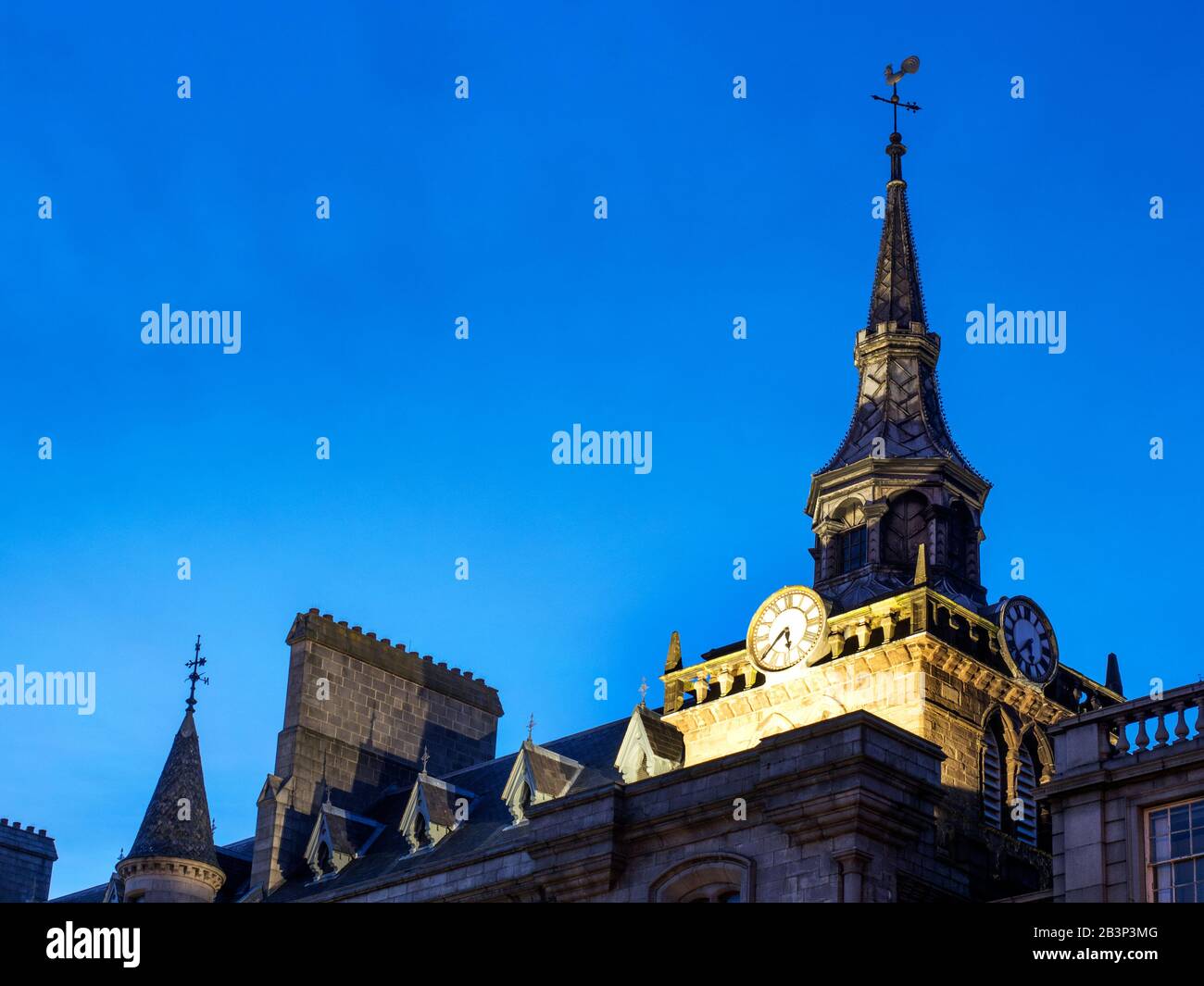 La torre illuminata della Tollbooth incorporata nella Town House edificio Castle Street Aberdeen Scotland Foto Stock