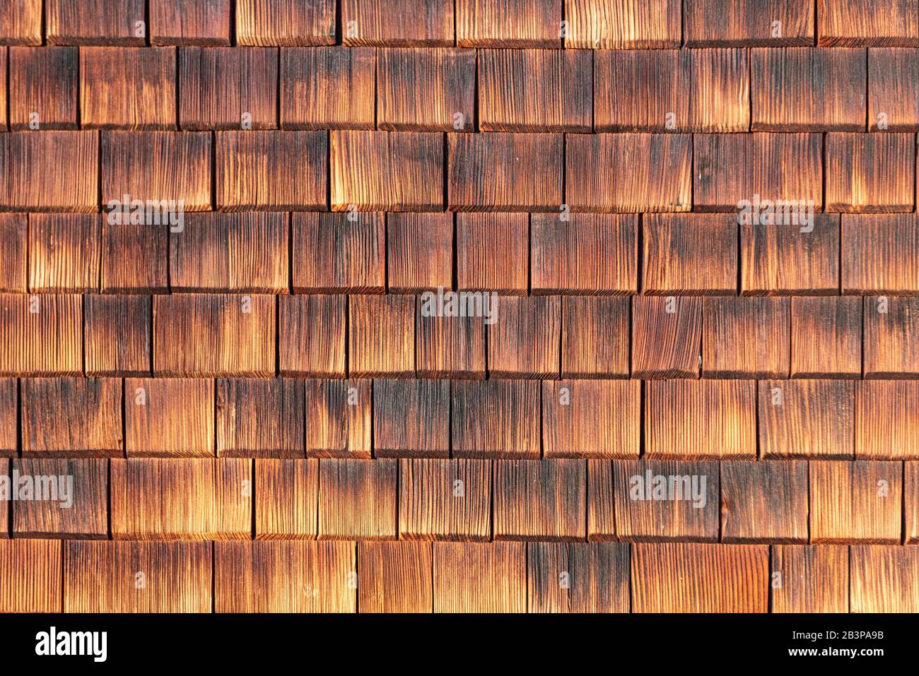 Facciata coperta da scandole in legno stagionato. Foto Stock