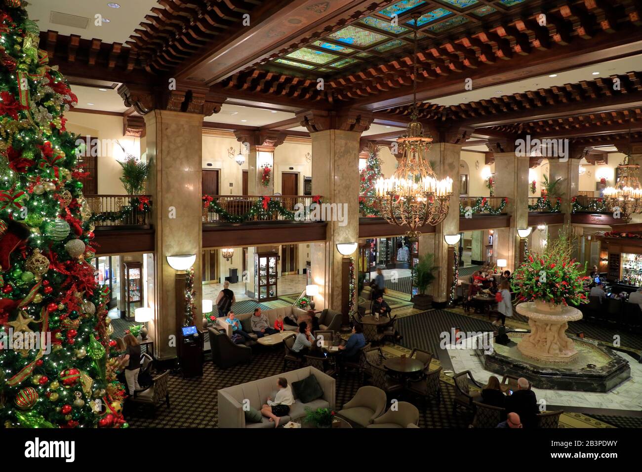 Lobby in stile rinascimentale Italiano del Peabody Hotel con decorazioni per le feste. Centro di Memphis.Tennessee.USA Foto Stock