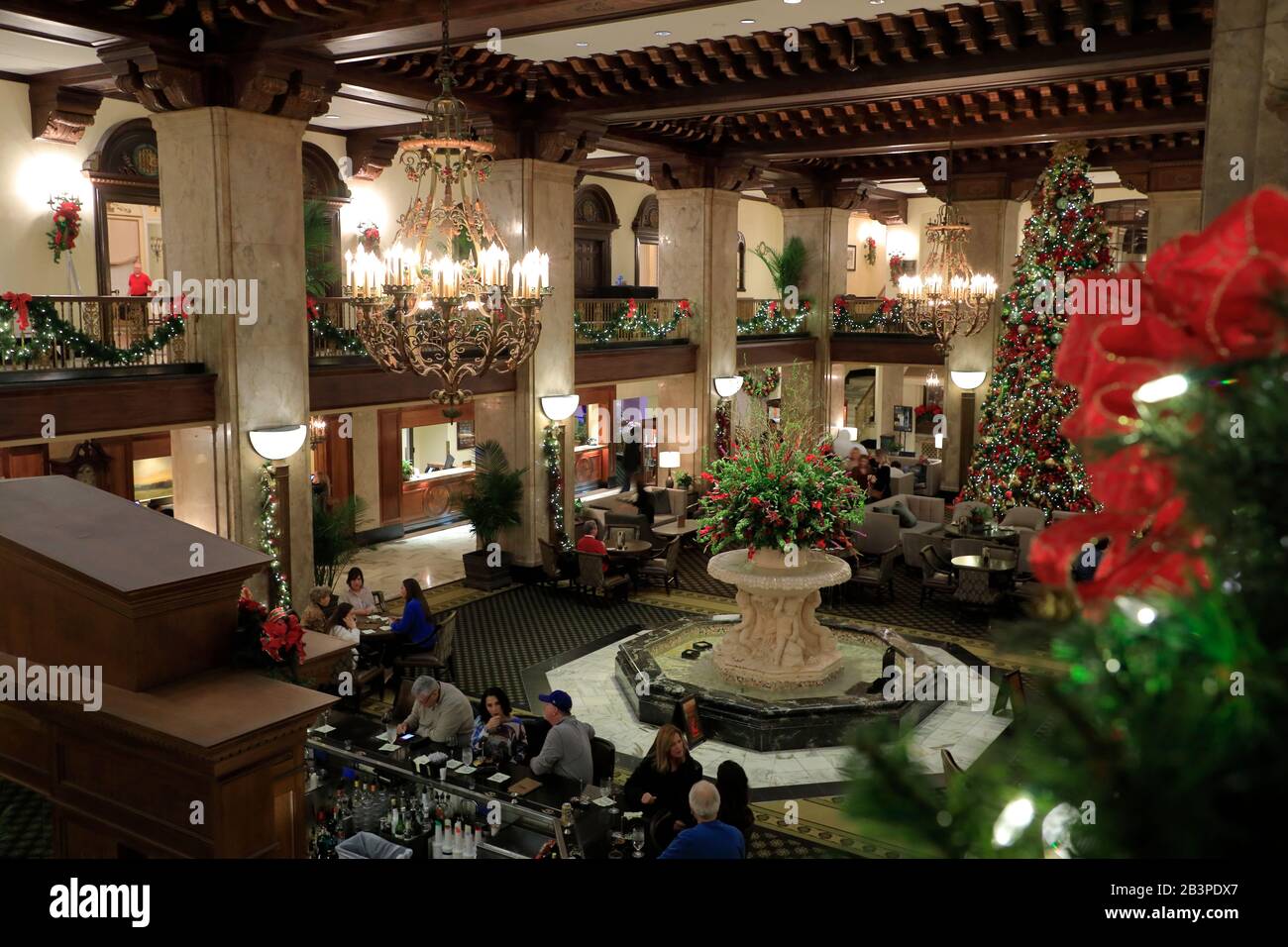 Lobby in stile rinascimentale Italiano del Peabody Hotel con decorazioni per le feste. Centro di Memphis.Tennessee.USA Foto Stock