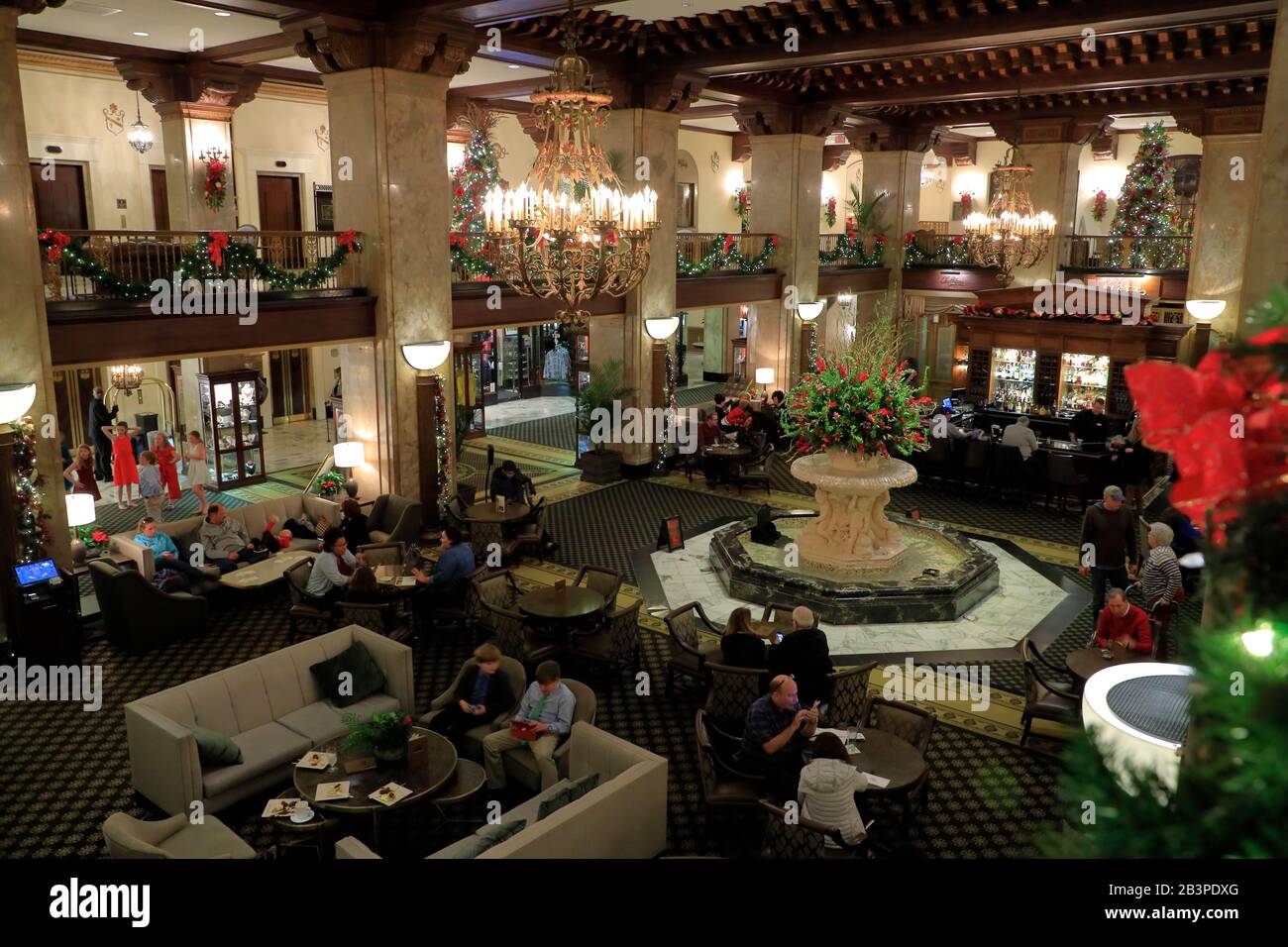 Lobby in stile rinascimentale Italiano del Peabody Hotel con decorazioni per le feste. Centro di Memphis.Tennessee.USA Foto Stock