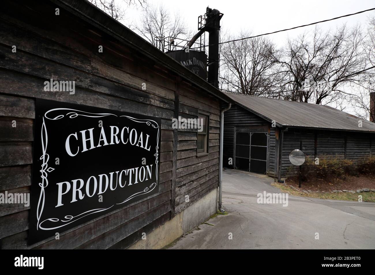 Carbone impianti di produzione in Jack Daniel's Distillery. Carbone è usato in Lincoln County processo di filtrare e fondire il whiskey durante la Production.Lynchburg.Tennessee.USA Foto Stock