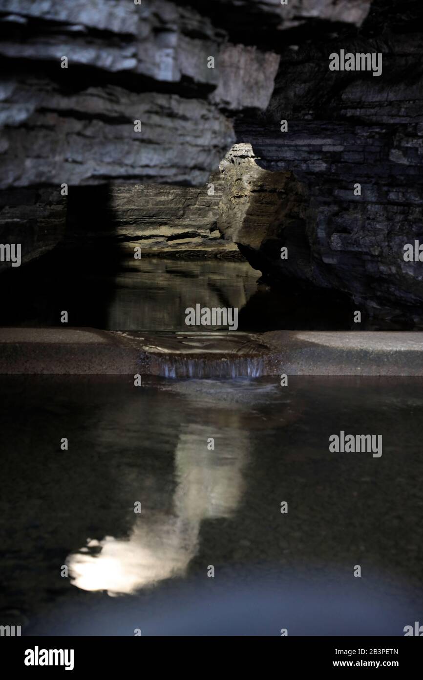 Acqua di sorgente riempita Jack Daniel Cave dove il calcare filtrato acqua di sorgente è l'uso per distillare Jack Daniel whiskey in Jack Daniel Distillery.Lynchburg.Tennessee.USA Foto Stock