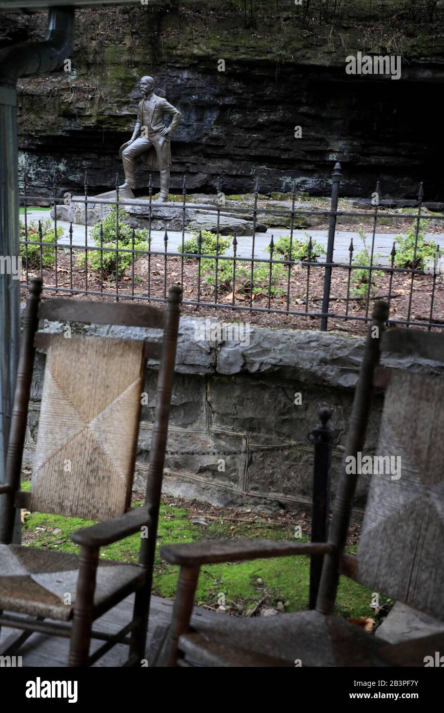 Statua di Jack Daniel, il fondatore della distilleria Jack Daniel di fronte alla grotta Jack Daniel, dove l'acqua di sorgente filtrata calcarea sta usando per distillare il whiskey Jack Daniel.Jack Daniel Distillery, Lynchburg, Tennessee.USA Foto Stock