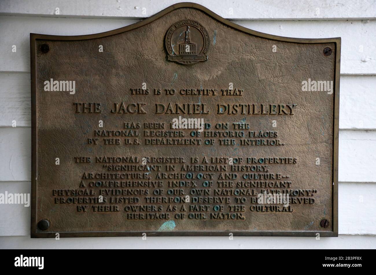 La targa di metallo ha certificato Jack Daniel Distillery sul nazionale Registro dei luoghi storici.Jack Daniel Distillery.Lynchburg.Tennessee.USA Foto Stock