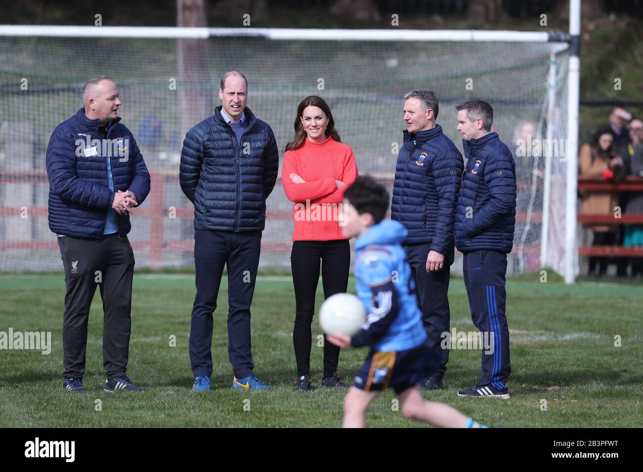 Il Duca e la Duchessa di Cambridge durante una visita al Salthill Knocknacarra GAA Club di Galway, per saperne di più sugli sport tradizionali durante il terzo giorno della loro visita nella Repubblica d'Irlanda. Foto Stock