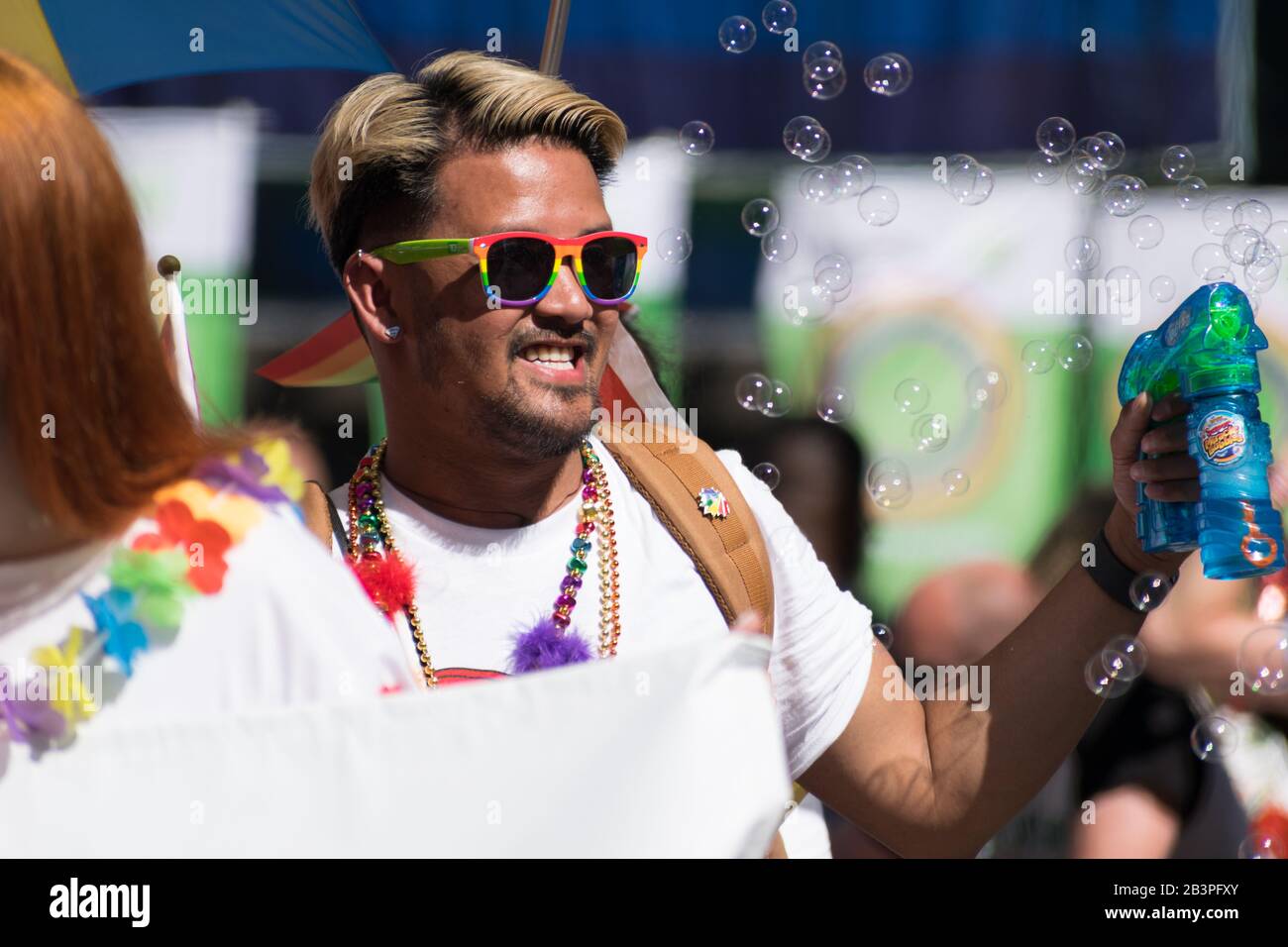 L'uomo usa la pistola a bolla alla sfilata del Toronto Pride, giugno 2019. Foto Stock