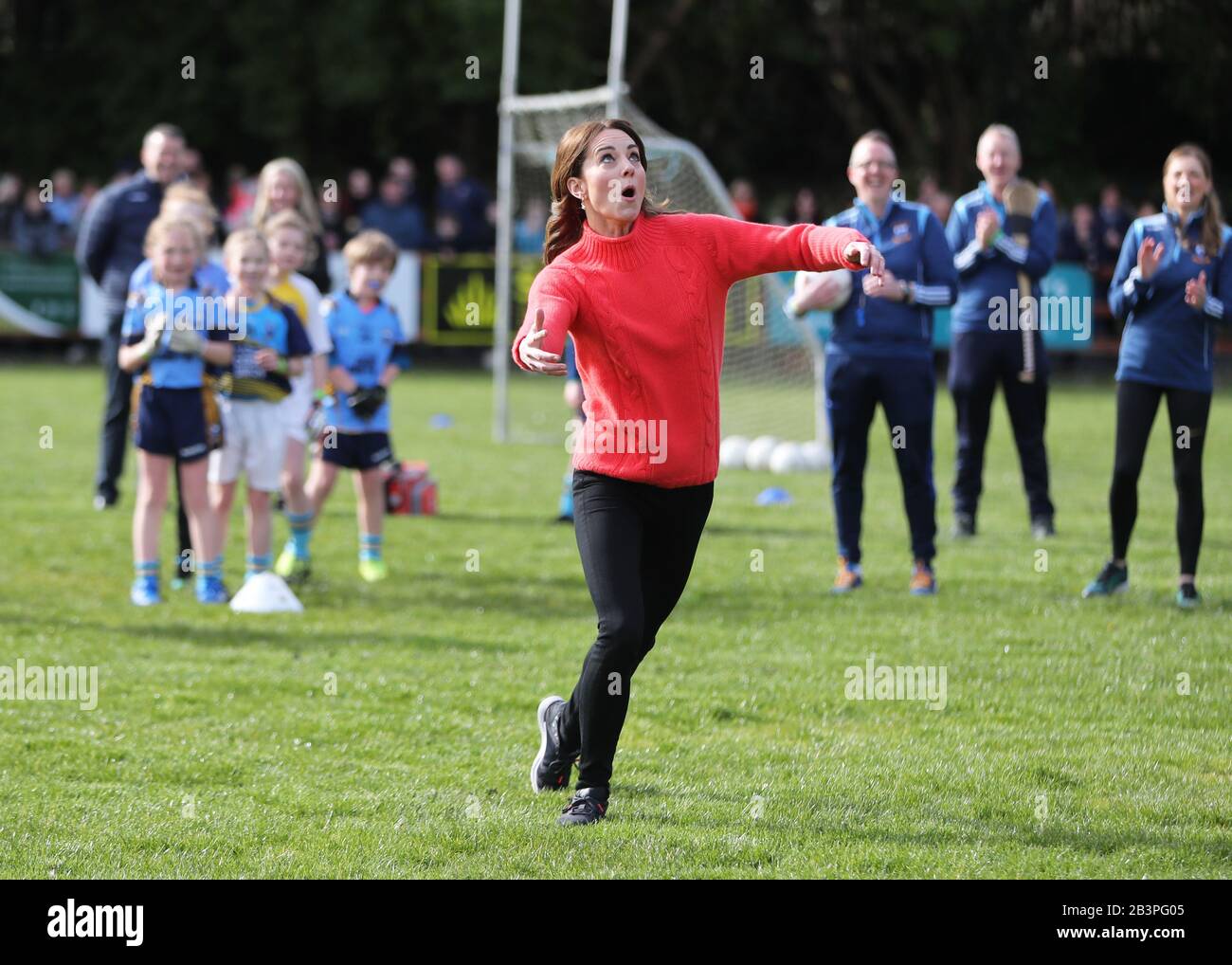 La duchessa di Cambridge che gioca il calcio gaelico al Salthill Knocknacarra GAA Club di Galway, dove sta visitando con il Duca di Cambridge per saperne di più sugli sport tradizionali durante il terzo giorno della loro visita nella Repubblica d'Irlanda. Foto Stock