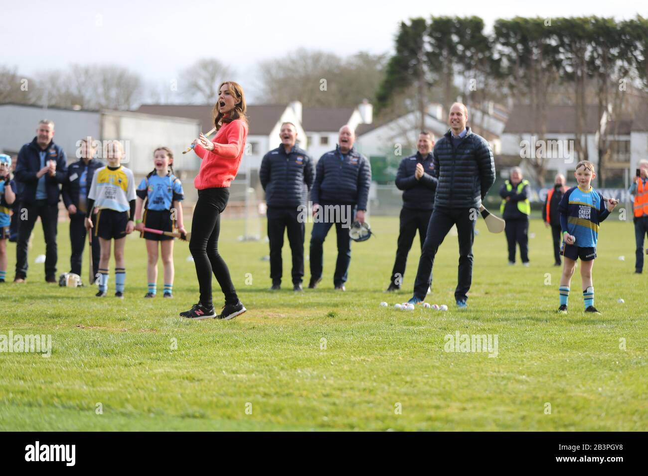 Il Duca e la Duchessa di Cambridge cercano di fare male durante una visita al Salthill Knocknacarra GAA Club di Galway, per saperne di più sugli sport tradizionali durante il terzo giorno della loro visita nella Repubblica d'Irlanda. Foto Stock