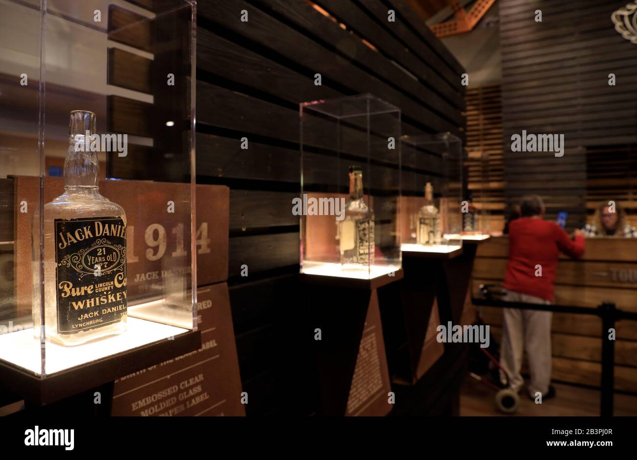 Le bottiglie di whisky di Jack Danie sono esposte nel centro visitatori della distilleria Jack Daniel.Lynchburg.Tennessee.USA Foto Stock