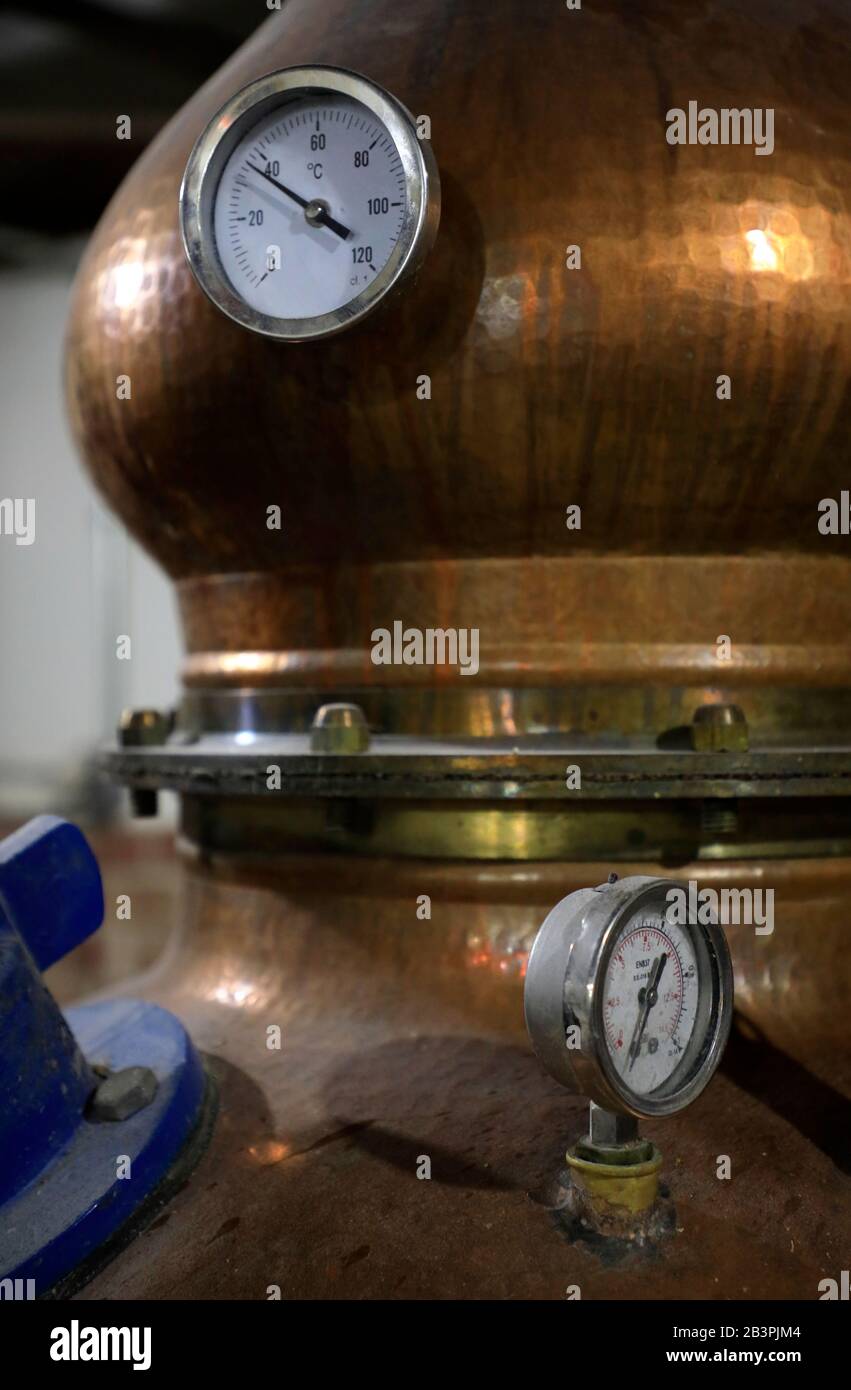 Una vista chiusa di un rame tradizionale che ancora utilizza per distillare liquori nella distilleria H Clark.W.Thompson's Station.Tennessee.USA Foto Stock