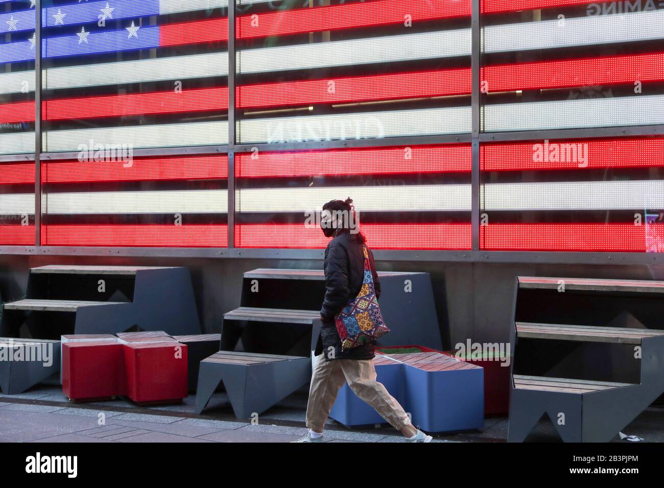 New York, Stati Uniti. 4th Mar, 2020. Una donna con maschera facciale cammina su Times Square a Manhattan di New York, Stati Uniti, 4 marzo 2020. Le autorità sanitarie statunitensi di mercoledì hanno riferito un totale di 129 casi confermati di COVID-19 e un numero di vittime di 11 nel paese. Credito: Wang Ying/Xinhua/Alamy Live News Foto Stock