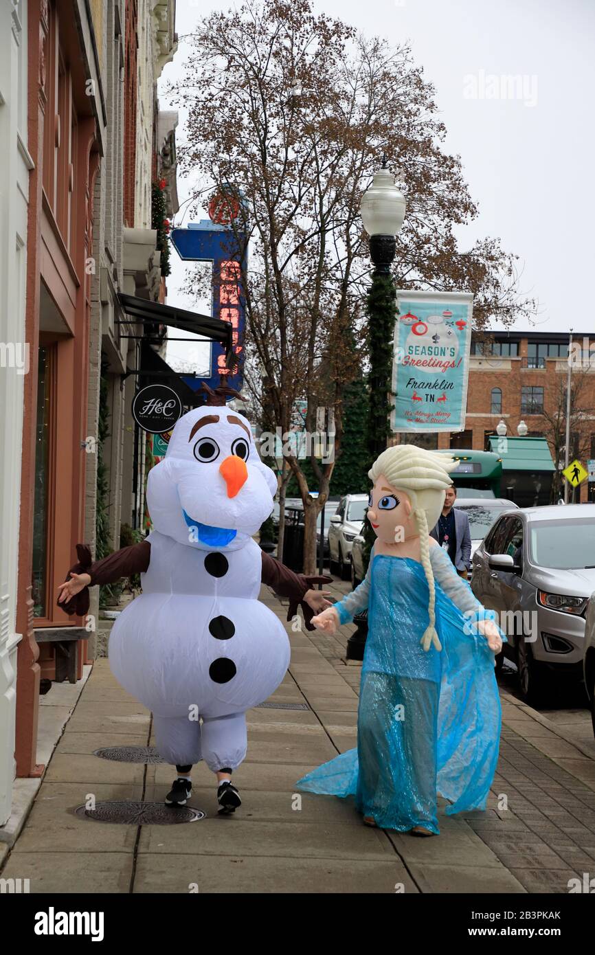 Personaggi congelati Elsa e OLAF camminando lungo la Main Street nel centro storico di Franklin.Tennessee.USA Foto Stock