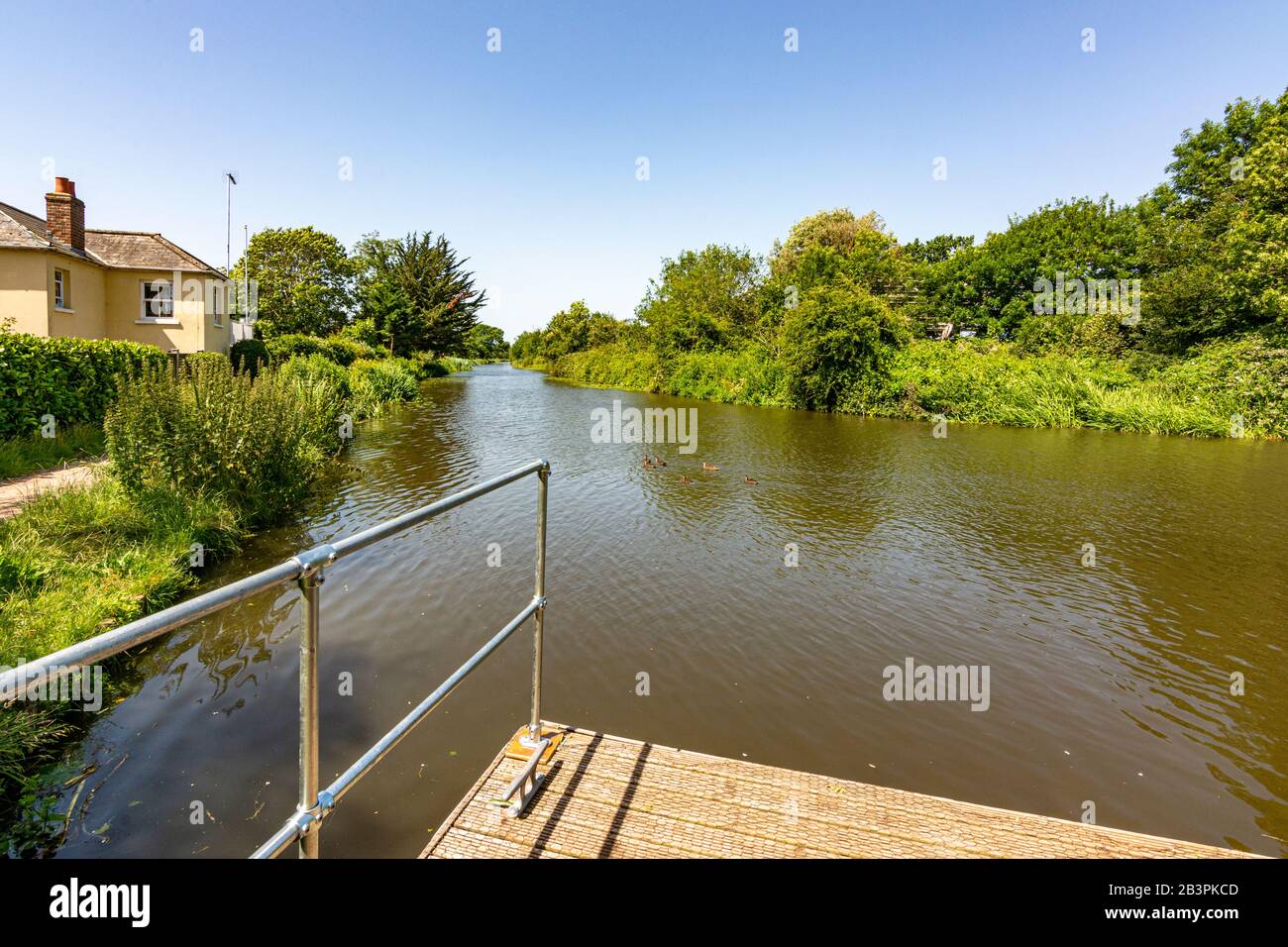 Guardando ad ovest dal Jetty di Hunston sul canale della nave di Chiclester, Hunston, West Sussex, Regno Unito. Foto Stock