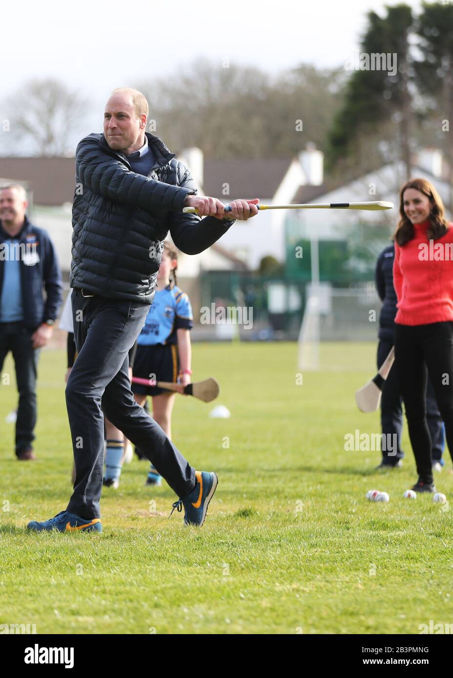 Il Duca e la Duchessa di Cambridge cercano di fare male durante una visita al Salthill Knocknacarra GAA Club di Galway, per saperne di più sugli sport tradizionali durante il terzo giorno della loro visita nella Repubblica d'Irlanda. Foto Stock