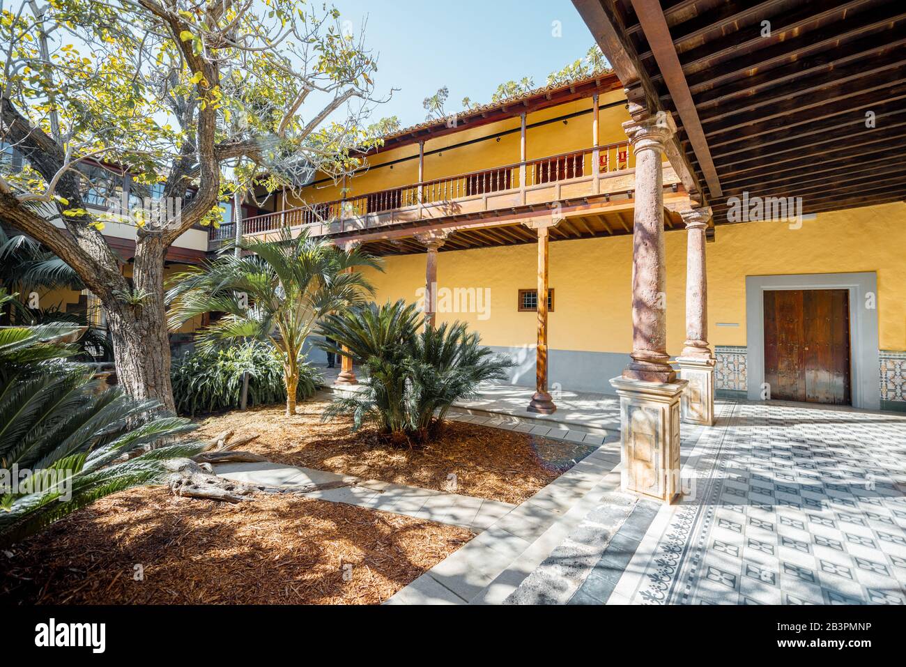 Bellissimo cortile pubblico in stile coloniale nella città vecchia di la Laguna sull'isola di Tenerife Foto Stock