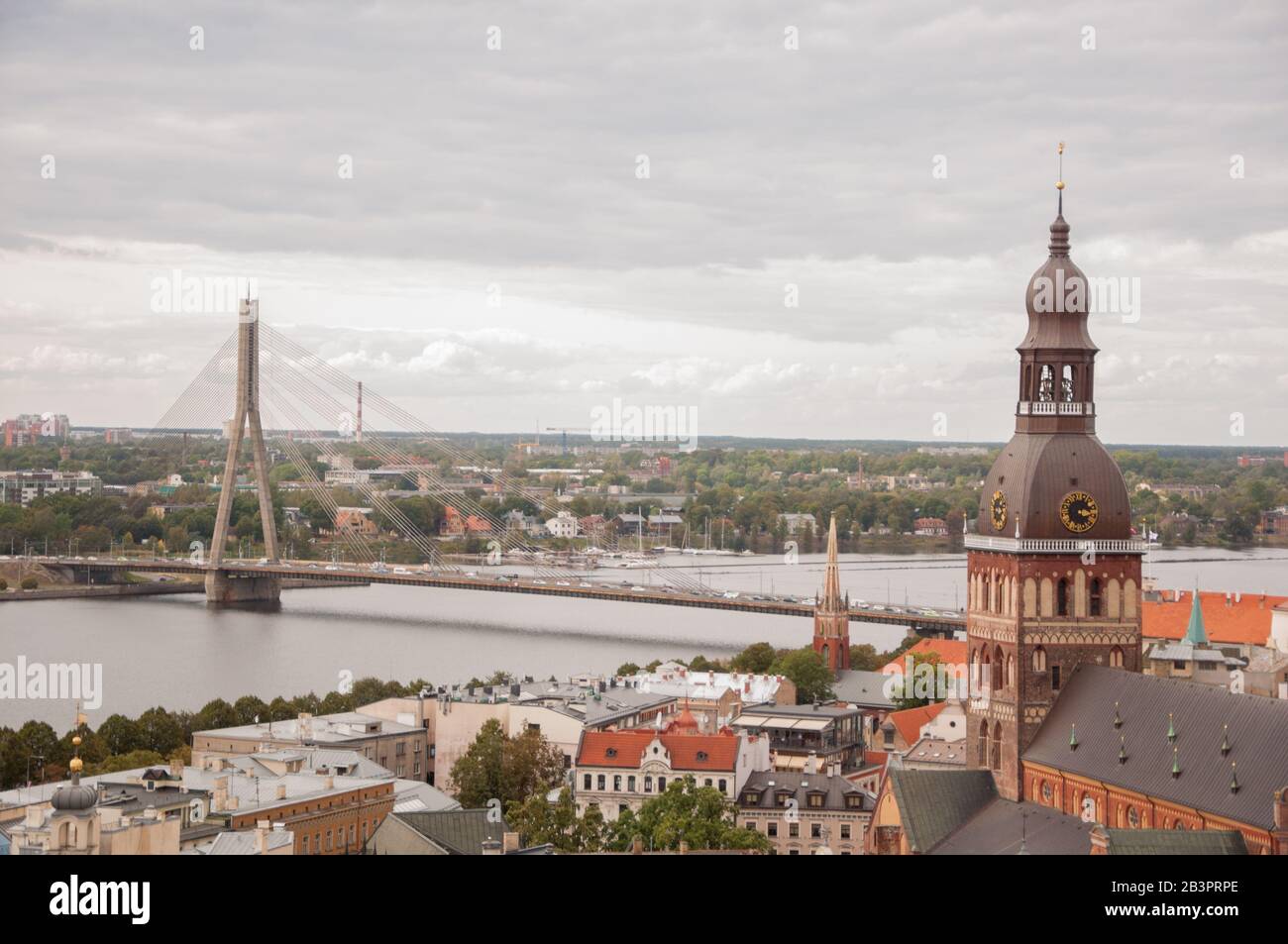 Riga, Lettonia 13 settembre 2018: Fiume Daugava con ponte e skyline della città sullo sfondo Foto Stock