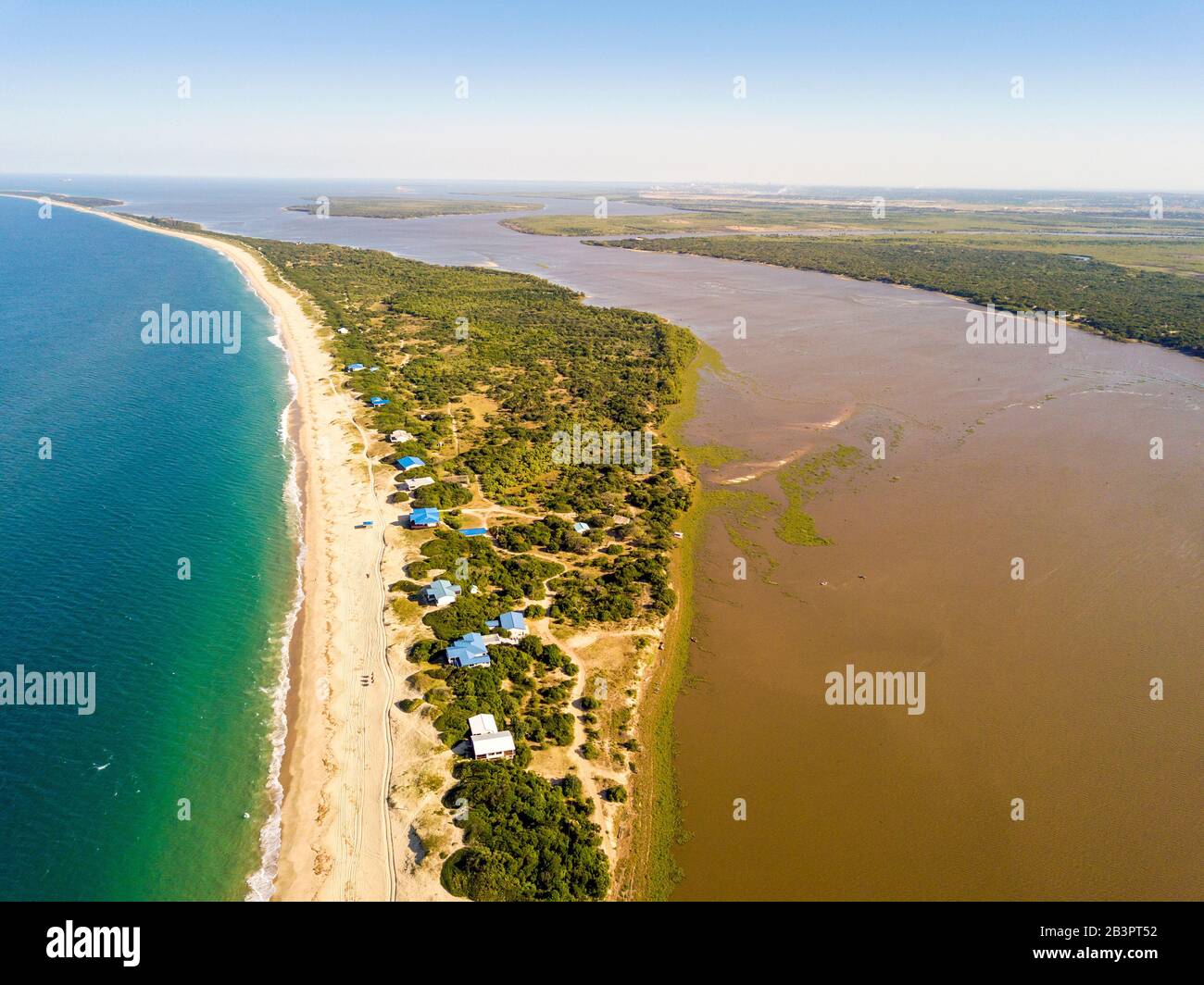 Veduta aerea della bellissima spiaggia di Macaneta, Maputo nord, Mozambico, Africa Foto Stock
