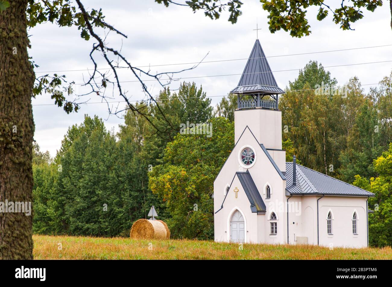 Sigulda, Lettonia 13 settembre 2018: Antica chiesa bianca in un'area rurale Foto Stock