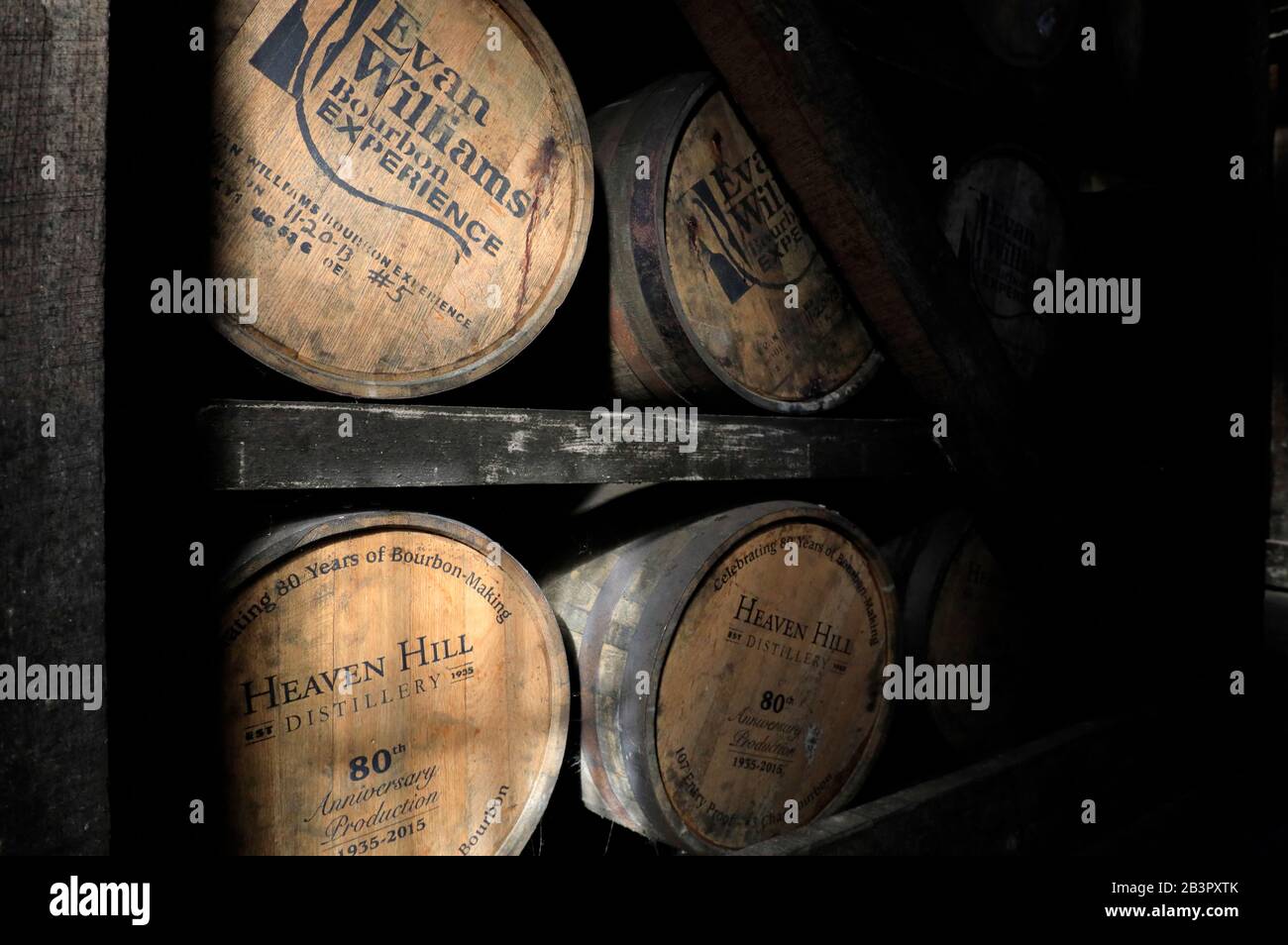 I barili di whisky di Bourbon immagazzinati all'interno del rickhouse/rackhouse della distilleria di Hill del cielo per la maturazione process.Bardstown.Kentucky.USA Foto Stock