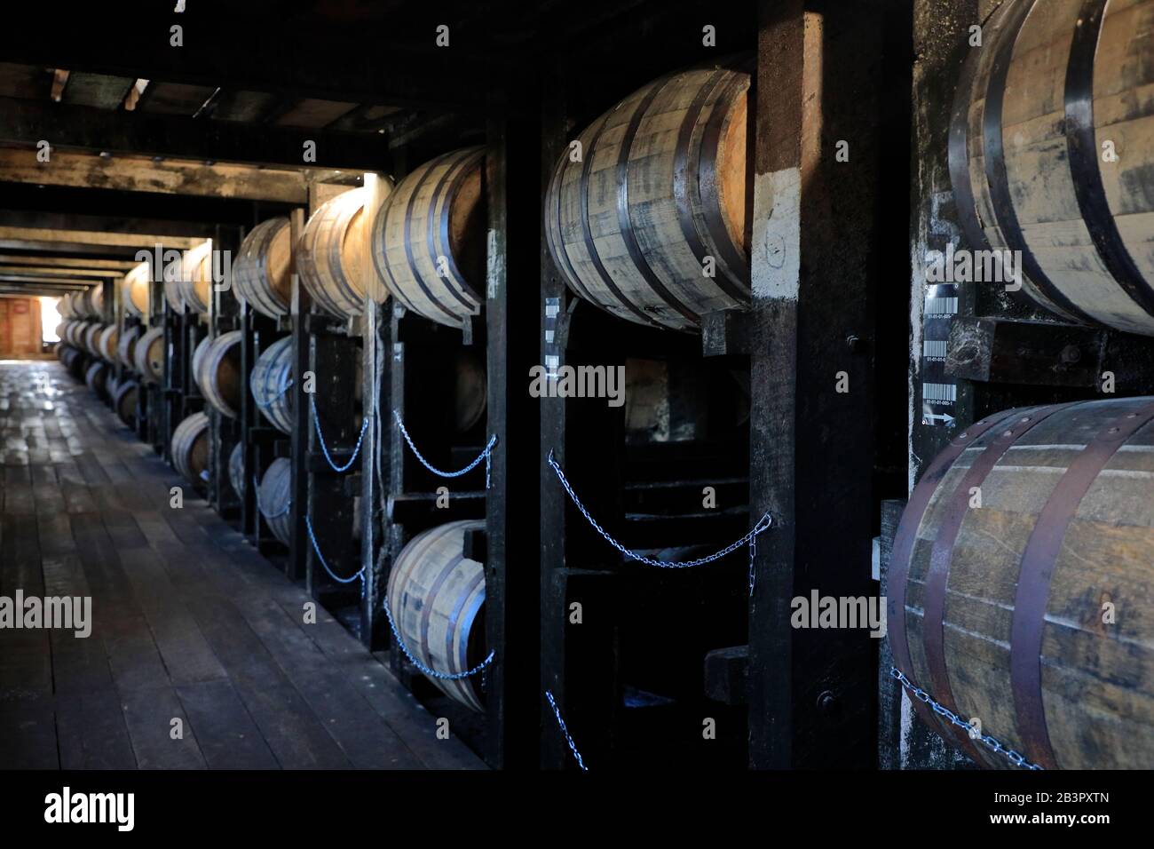 I barili di whisky di Bourbon immagazzinati all'interno del rickhouse/rackhouse della distilleria di Hill del cielo per la maturazione process.Bardstown.Kentucky.USA Foto Stock
