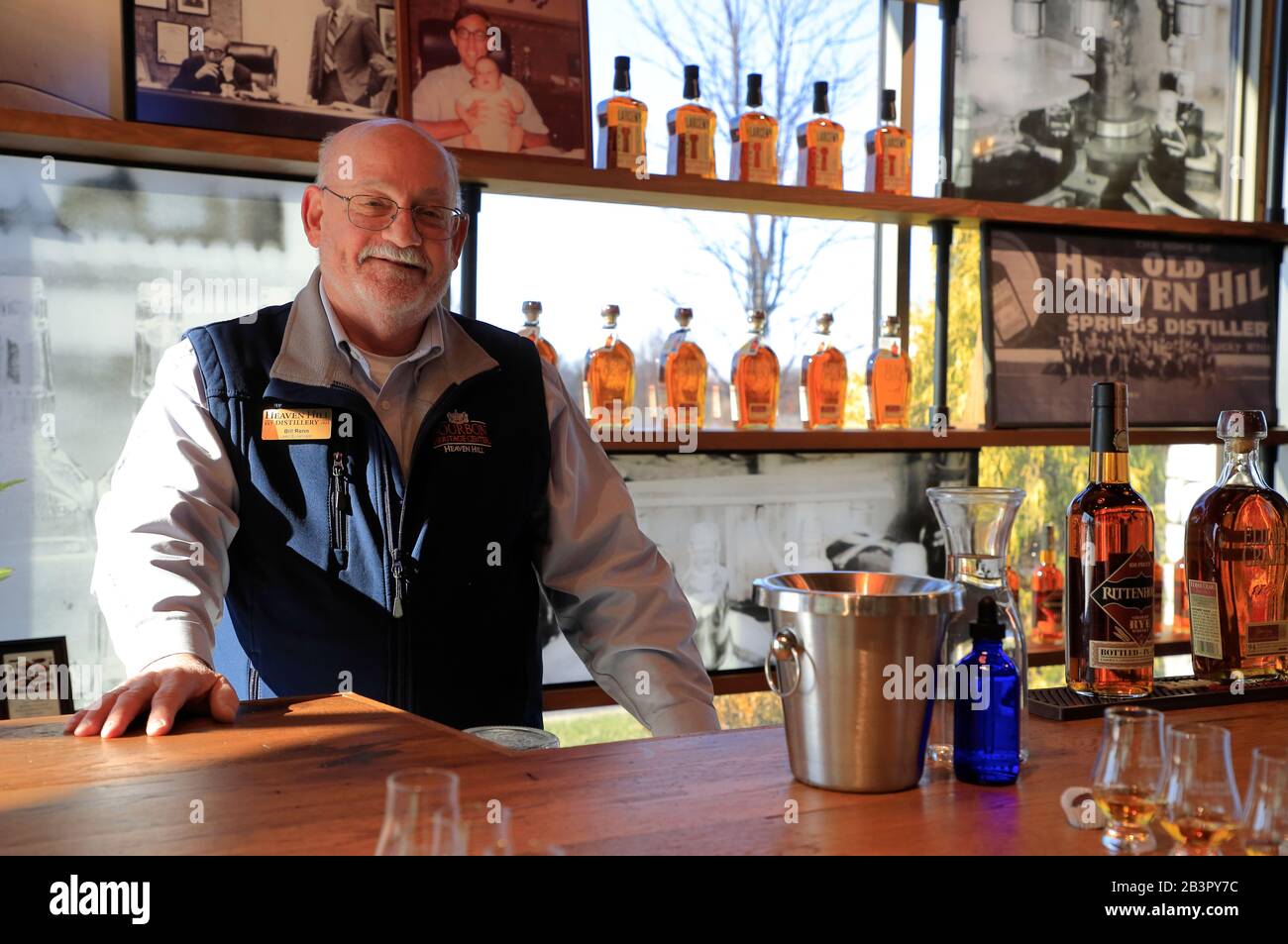 Guida turistica dietro il bar del centro di degustazione nel Bourbon Heritage Center.Heaven Hill Distillery.Bardstown.Kentucky.USA Foto Stock