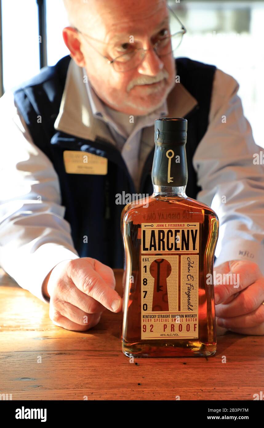 Guida turistica che presenta il whisky di Bourbon dalla distilleria Heaven Hill durante una sessione di degustazione al Bourbon Heritage Centre.Heaven Hill Distillery.Bardstown.Kentucky.USA Foto Stock