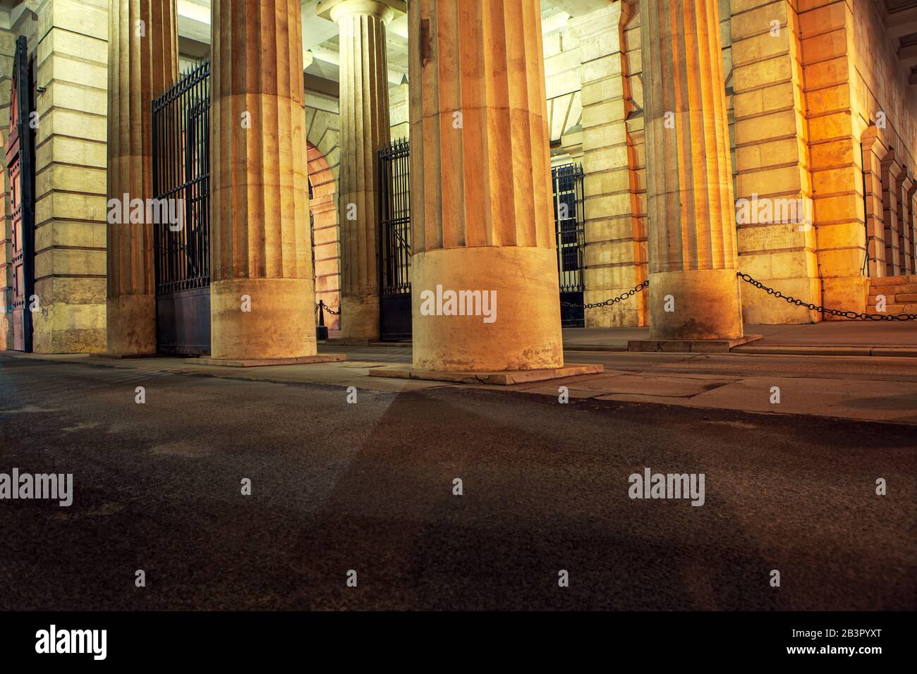 Colonne di Vienna Burgtor illuminate di notte Foto Stock