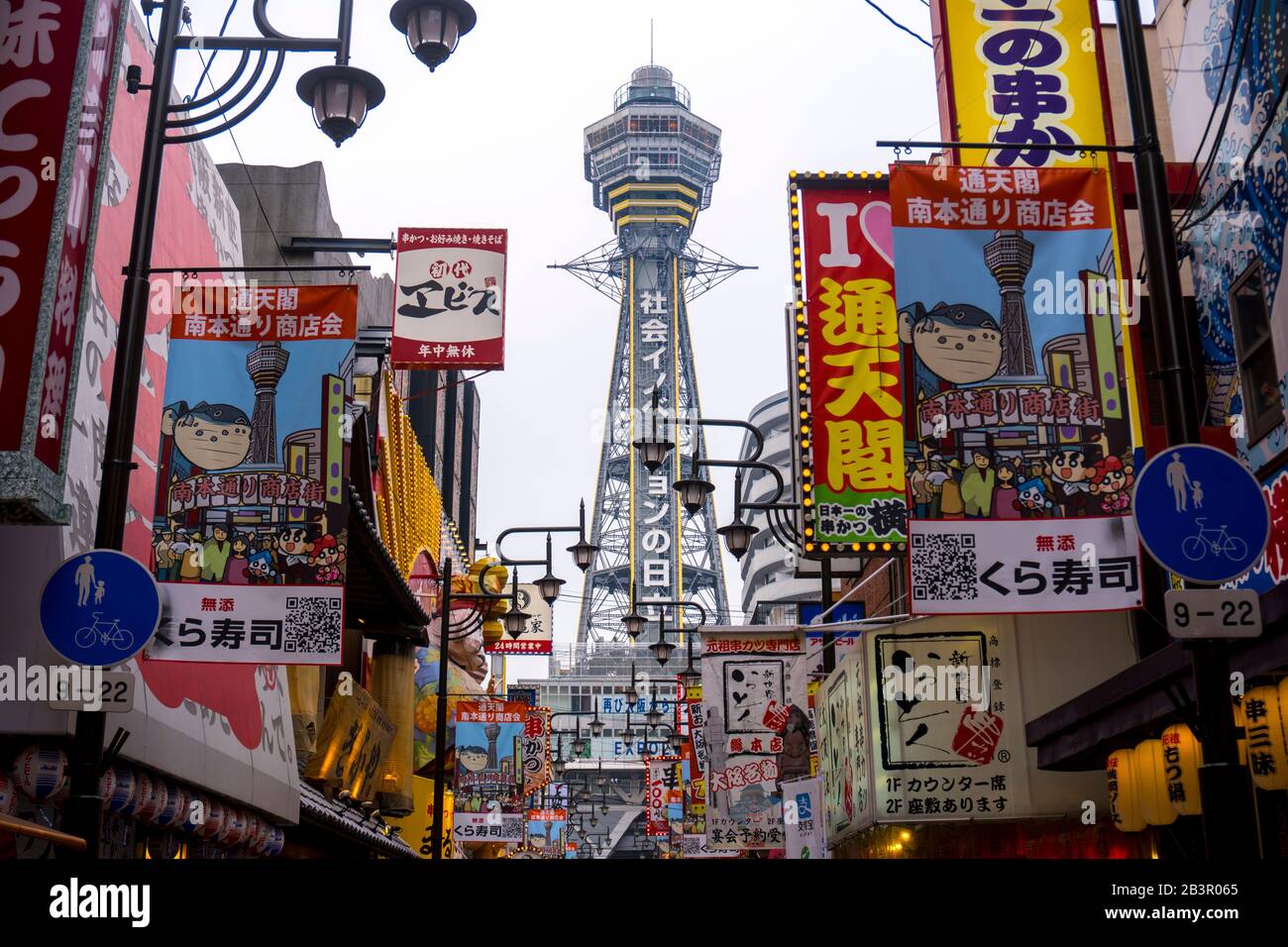 Tsutenkaku Tower, Tower Reaching Heaven, situato nel quartiere Shinsekai di Naniwa ku, Osaka, Giappone Foto Stock
