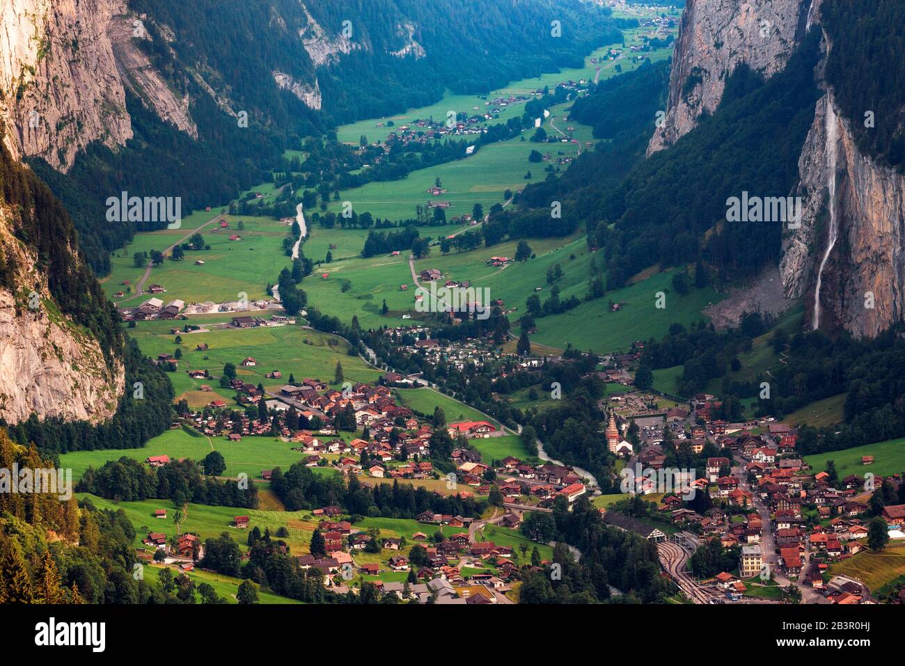 Valle di Lauterbrunnen nelle Alpi svizzere con una cascata iconica Foto Stock
