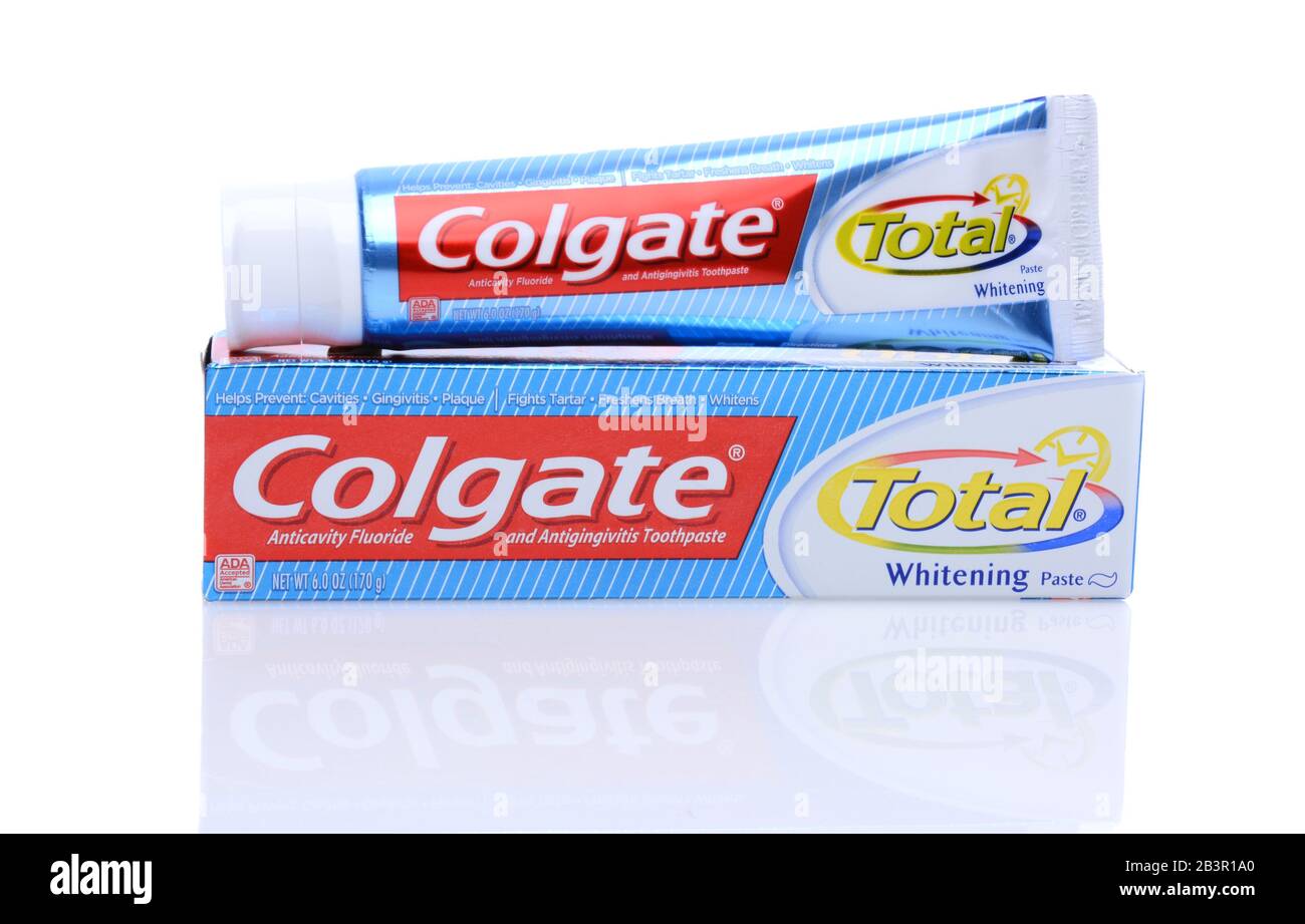 Irvine, CA - 14 maggio 2014: Un tubo da 6oz di Dentifricio Colgate Total. Colgate, un marchio secondario di Colgate-Palmolive, è una linea di prodotti per l'igiene orale di denti Foto Stock