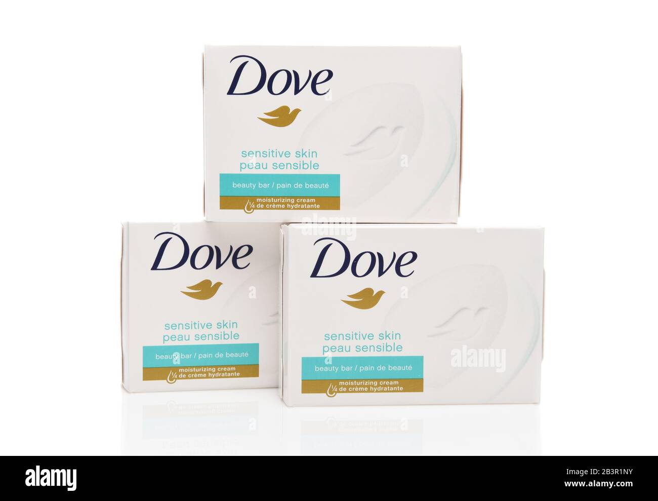 Irvine, CALIFORNIA - 20 AGOSTO 2019: Tre scatole di dove Beauty Bar con crema idratante per pelli sensibili. Foto Stock