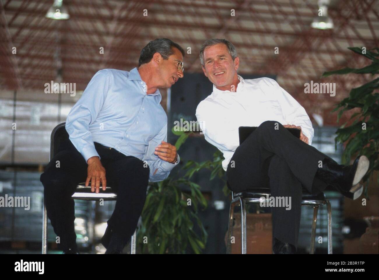 Nuevo Laredo, Tamaulipas, Messico 24APR00: Il presidente del Messico Ernesto Zedillo incontra il candidato presidenziale statunitense George W. Bush, governatore del Texas, al World Trade Bridge sul Rio Grande River ad ovest di Laredo, Texas. Bush e Zedillo si sono incontrati per dedicare il nuovo ponte e parlare di questioni commerciali in una conferenza privata. ©Bob Daemmrich Foto Stock