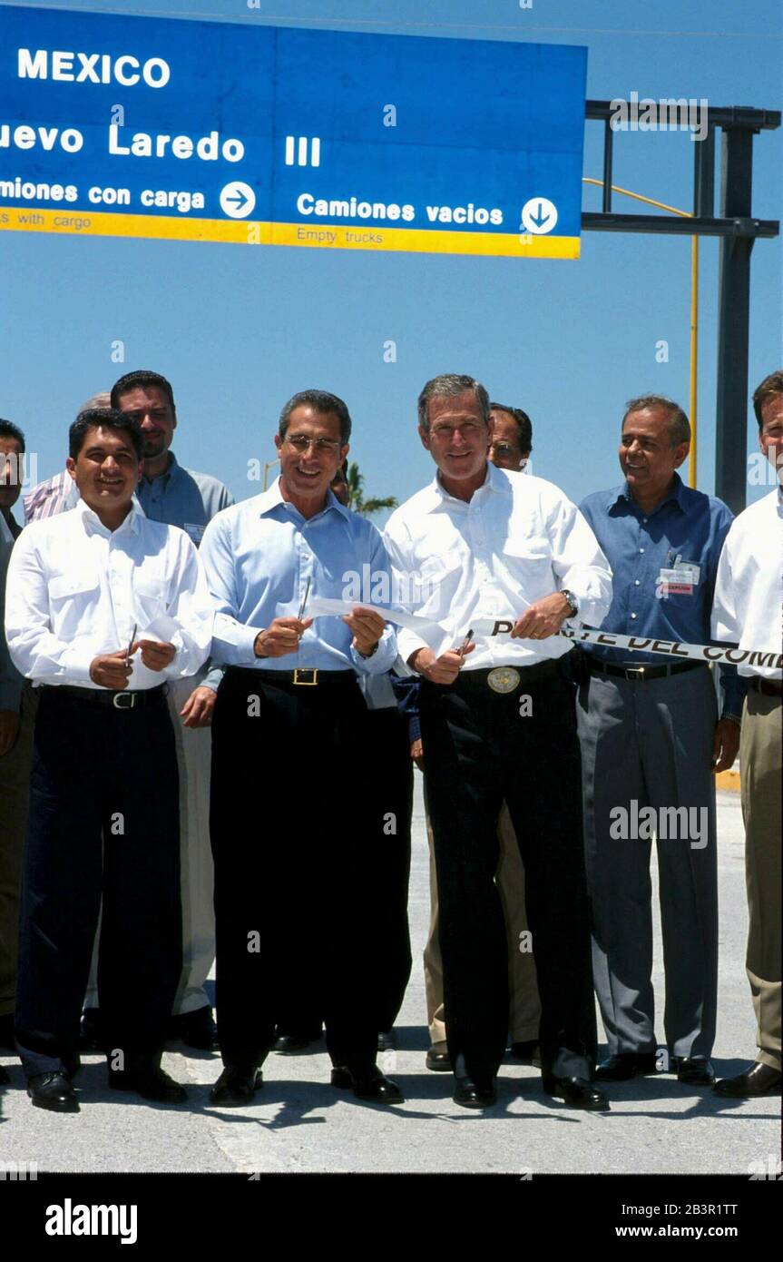 Nuevo Laredo, Tamaulipas, Messico 24APR00: Il presidente del Messico Ernesto Zedillo incontra il candidato presidenziale statunitense George W. Bush, governatore del Texas, al World Trade Bridge sul Rio Grande River ad ovest di Laredo, Texas. Bush e Zedillo si sono incontrati per dedicare il nuovo ponte e parlare di questioni commerciali in una conferenza privata. ©Bob Daemmrich Foto Stock
