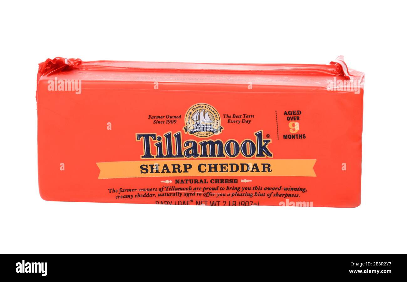 Irvine, CA - 28 GENNAIO 2015: Un pacchetto di 2 libbre di formaggio Cheddar Sharp Tillamook. Tillamook County Creamery Association (TCCA) è una cooperativa lattiero-casearia Foto Stock