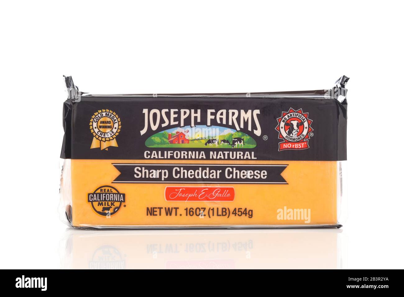 Irvine, CALIFORNIA - 20 MAGGIO 2019: Un pacchetto di 16 once di formaggio Cheddar naturale Sharp Joseph Farms California. Foto Stock